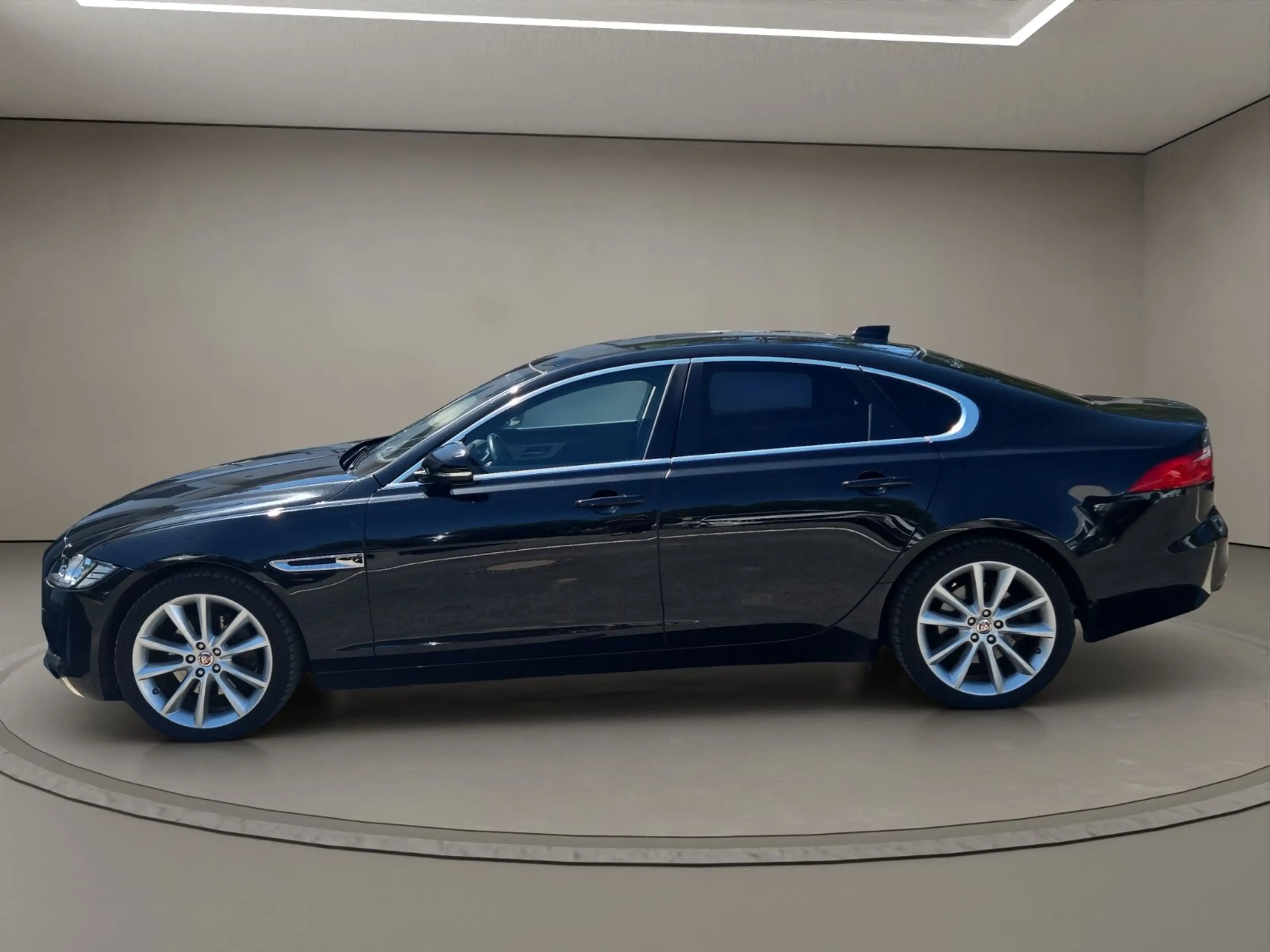 Jaguar XF Prestige 2.0D Leder/e-Sitze/Kamera+PDC/HeadUp — photo 2