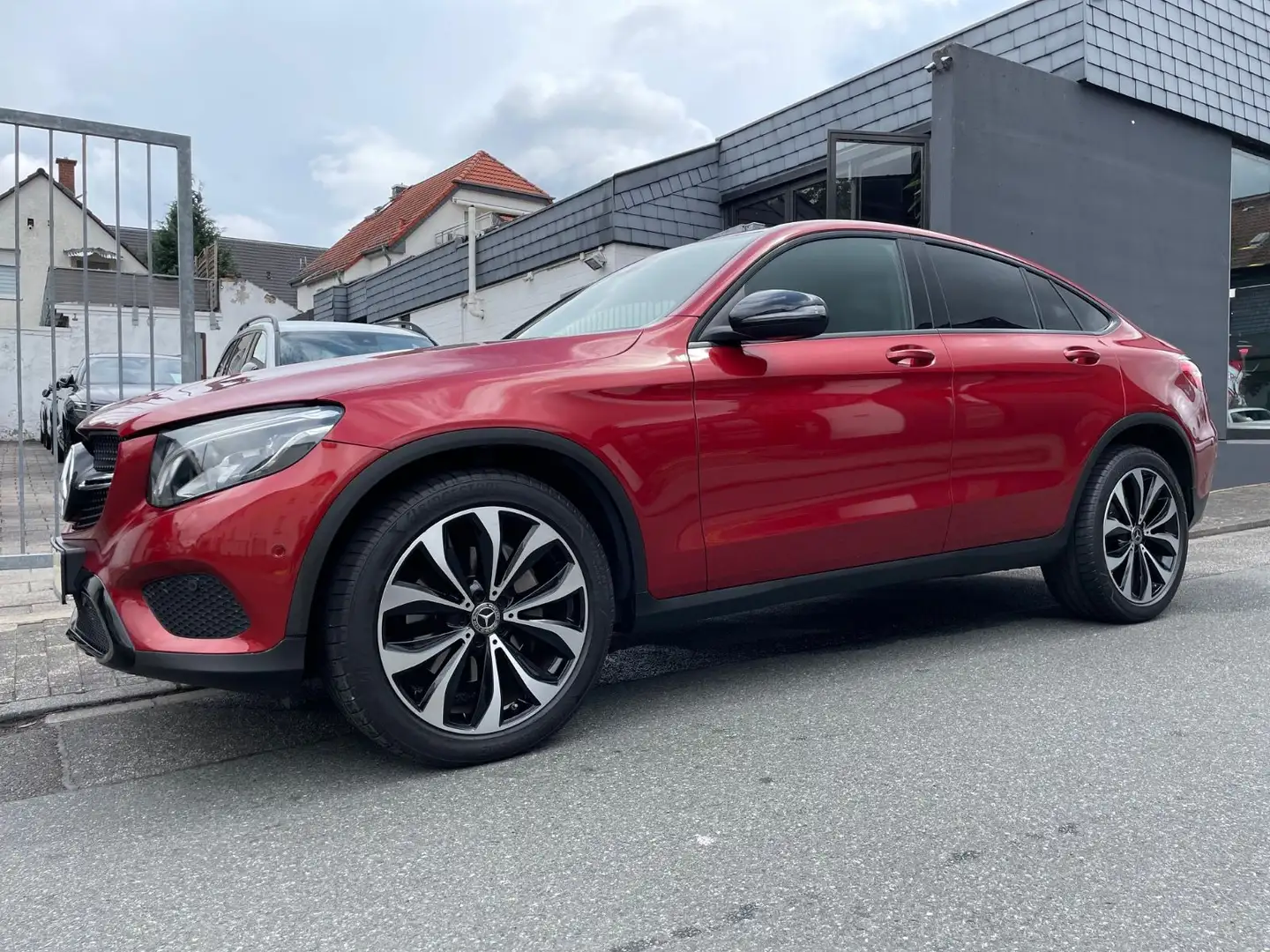 Mercedes-Benz GLC 300 Coupé 4-Matic |Leder|Navi|Kamera|20"|AHK Rouge - 1