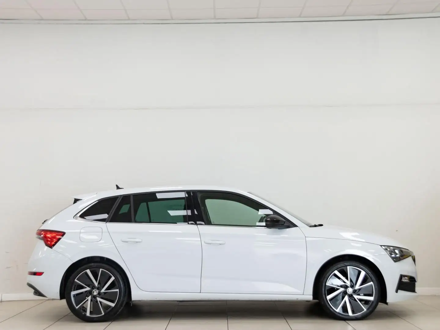 Skoda Scala 1.5 TSI Sport DSG 110kW Wit - 2
