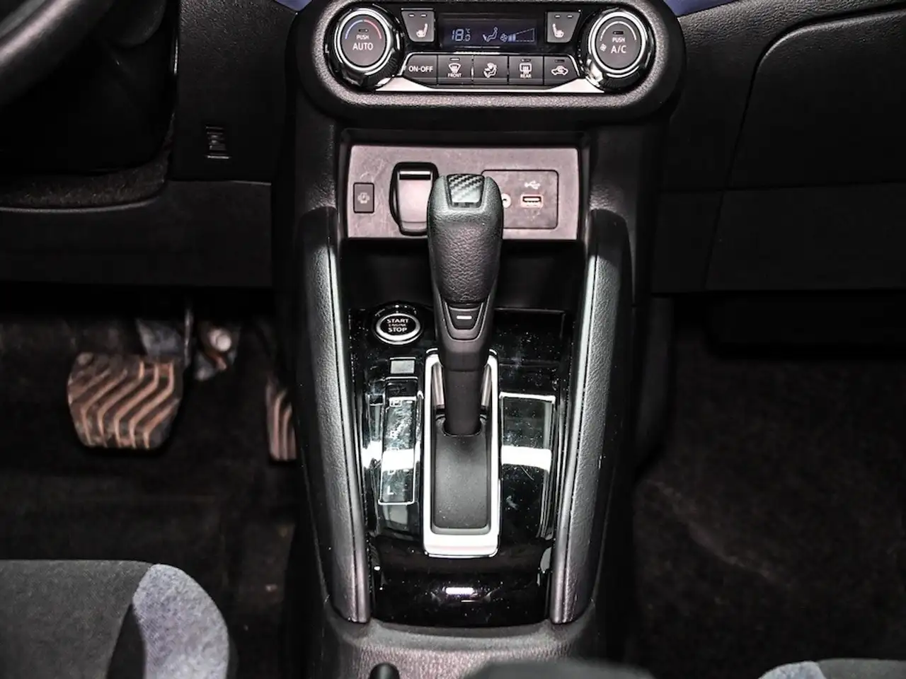 Nissan Versa снимка Nissan Versa