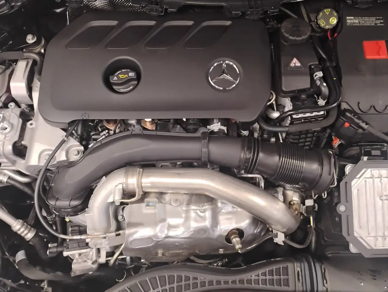 Mercedes-Benz GLA снимка Mercedes-Benz GLA