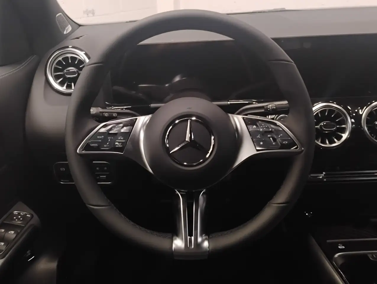 Mercedes-Benz GLA снимка Mercedes-Benz GLA