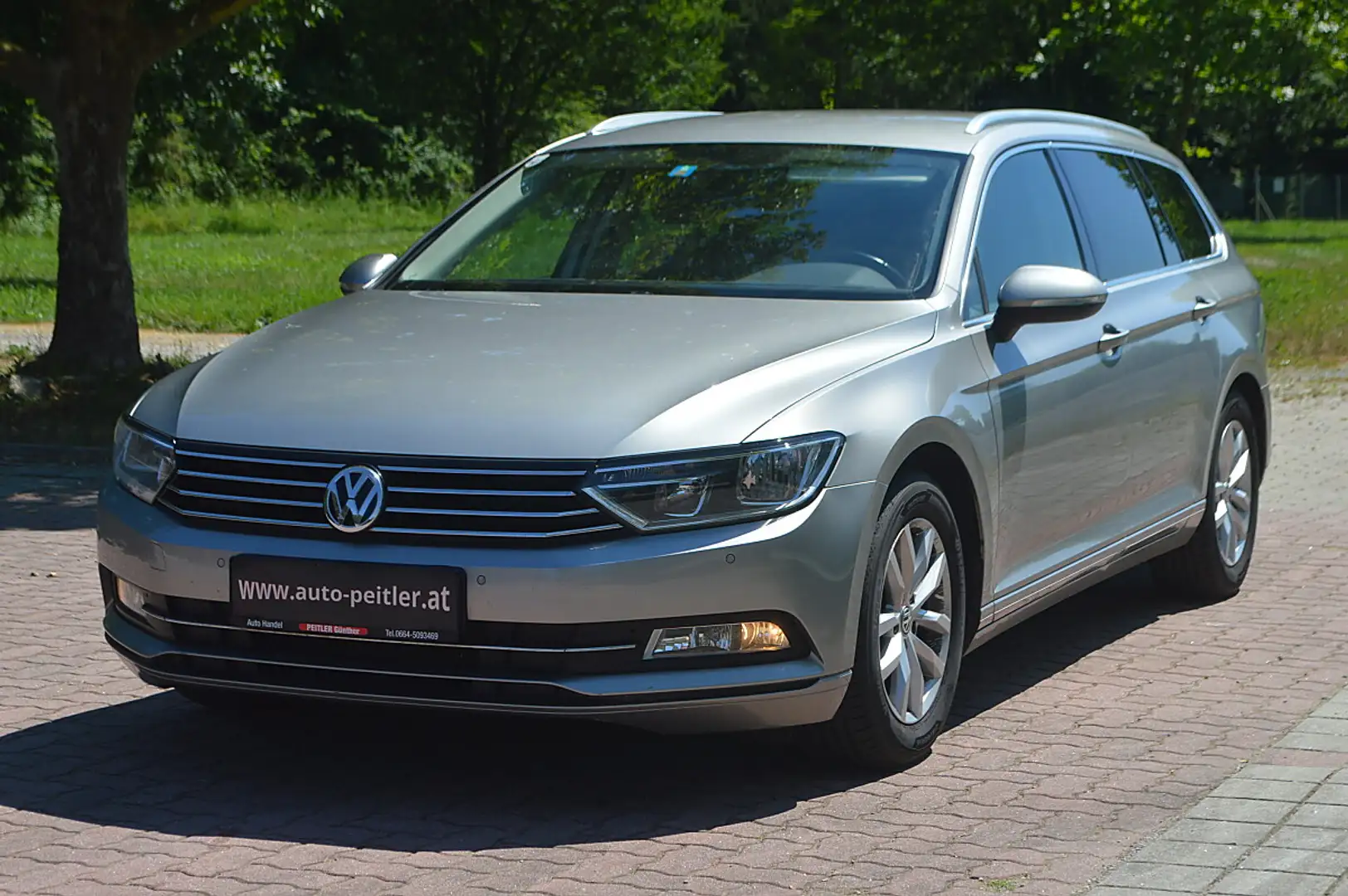 Volkswagen Passat Variant 1,6 TDI DSG+NAVI+SHZ+PDC+ Silber - 2