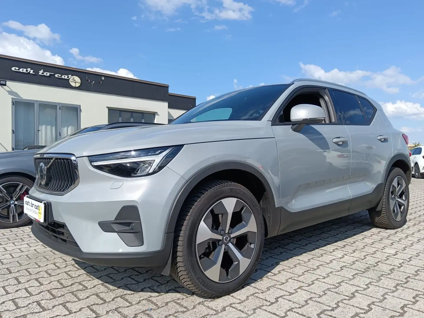 Volvo XC40 T2 Gris - 1