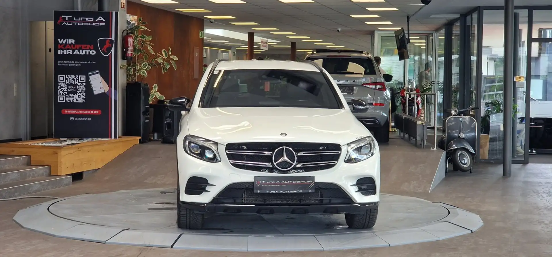 Mercedes-Benz GLC 250 d 4Matic AMG-Paket Aut. *AHK*Kamera*Navi*Night-Pak Weiß - 2