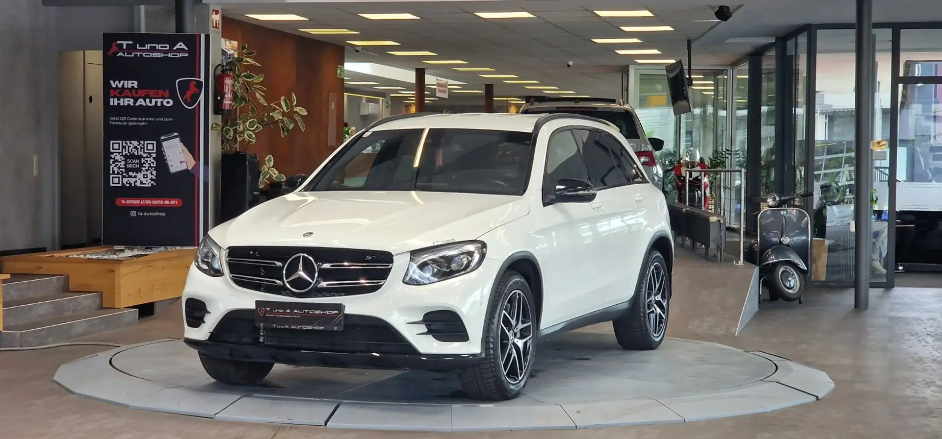 Mercedes-Benz GLC 250 d 4Matic AMG-Paket Aut. *AHK*Kamera*Navi*Night-Pak Weiß - 1