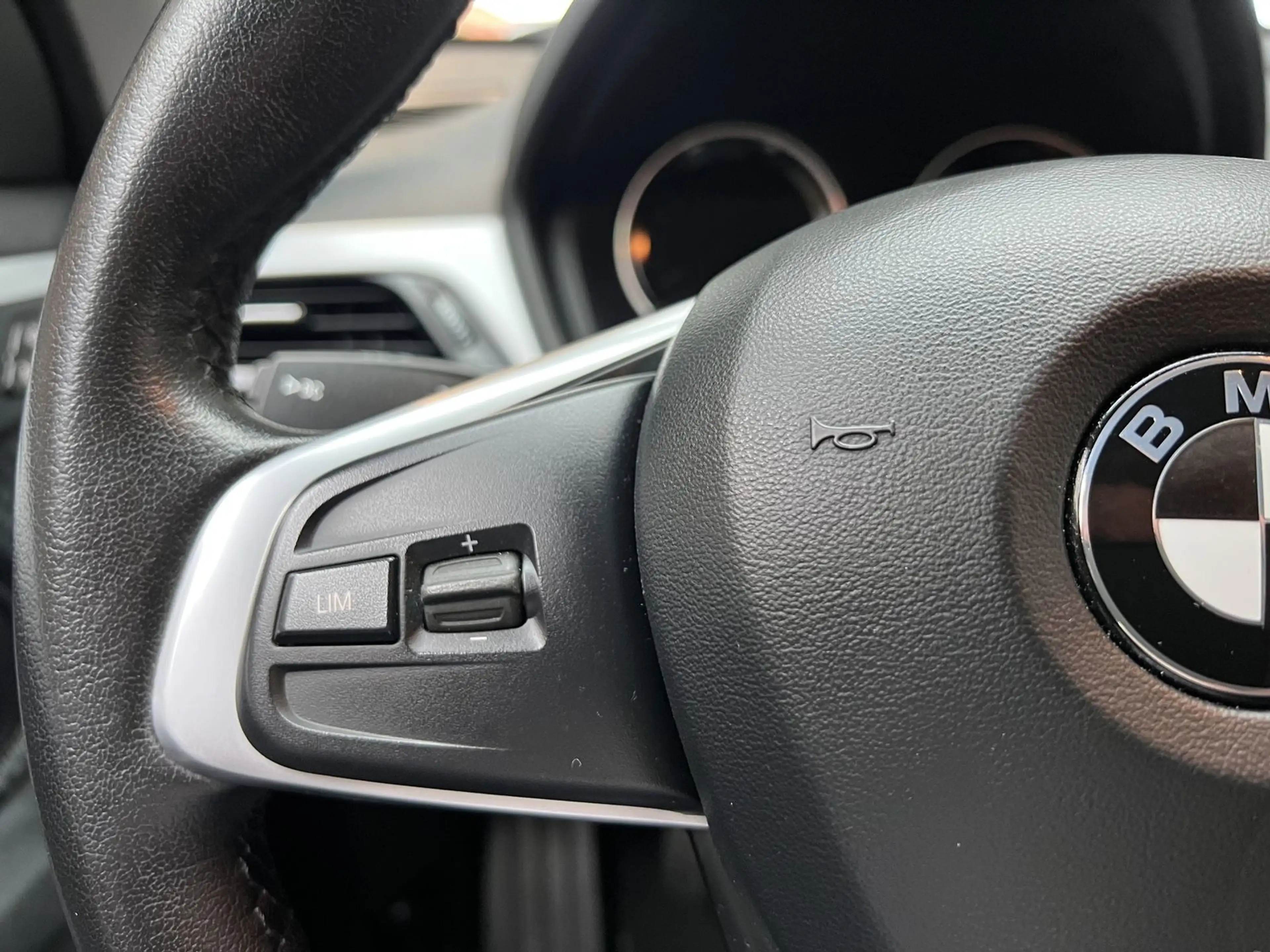 BMW X1 sDrive18i Navi Kamera LED SHZ DABM SportAlu — photo 12