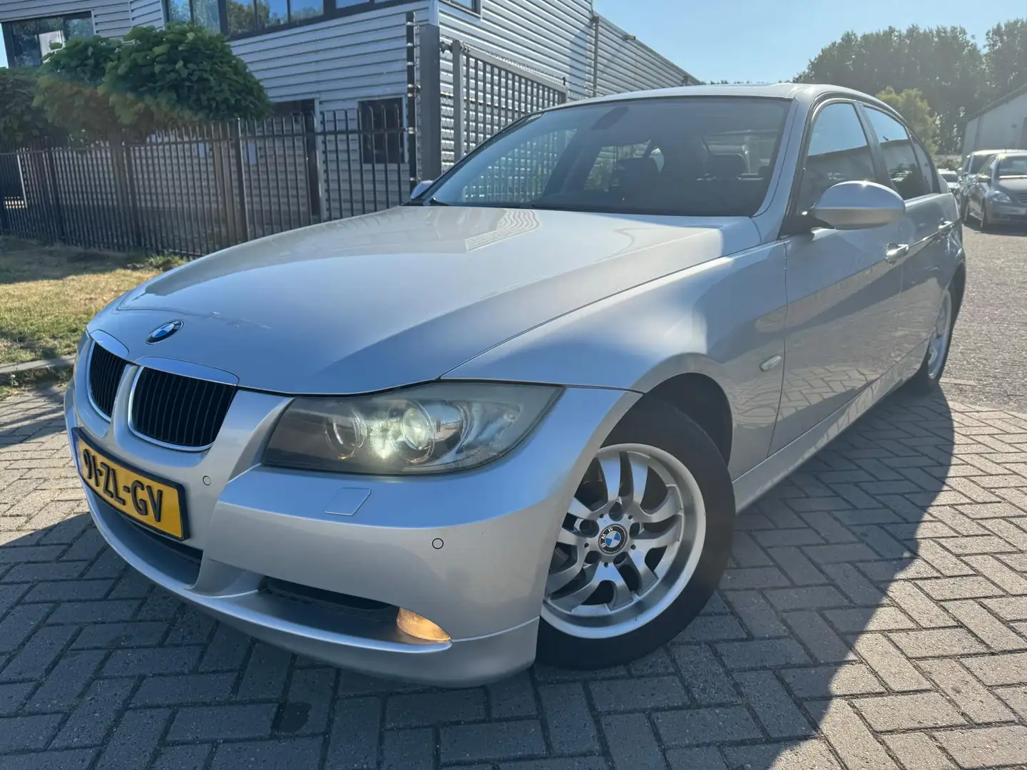 BMW 320 3-serie 320i High Executive Navi Schuifdak Leer Cl Grijs - 2