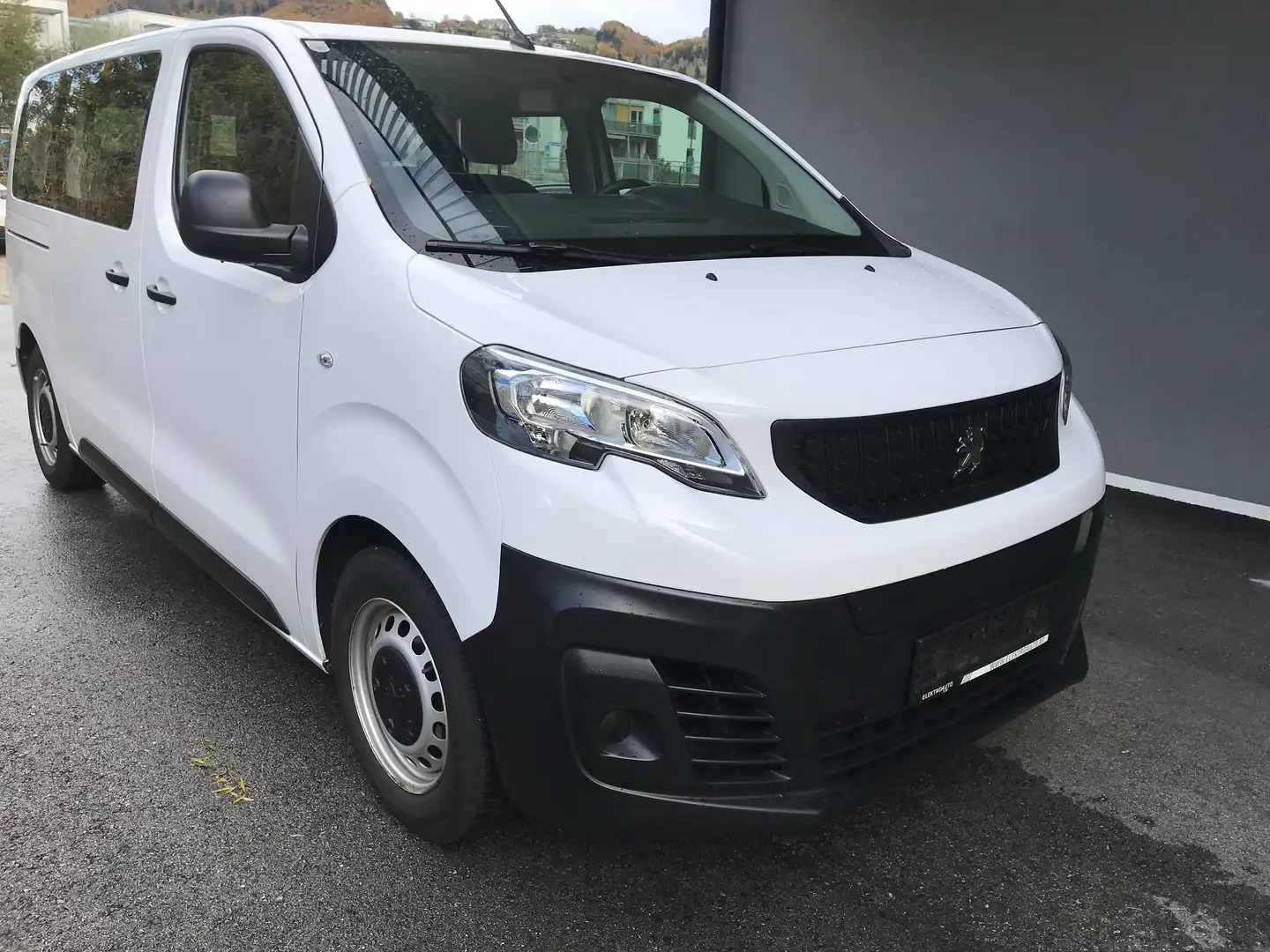 Peugeot e-Expert Elektro Van mit 9 Sitzen Weiß - 1