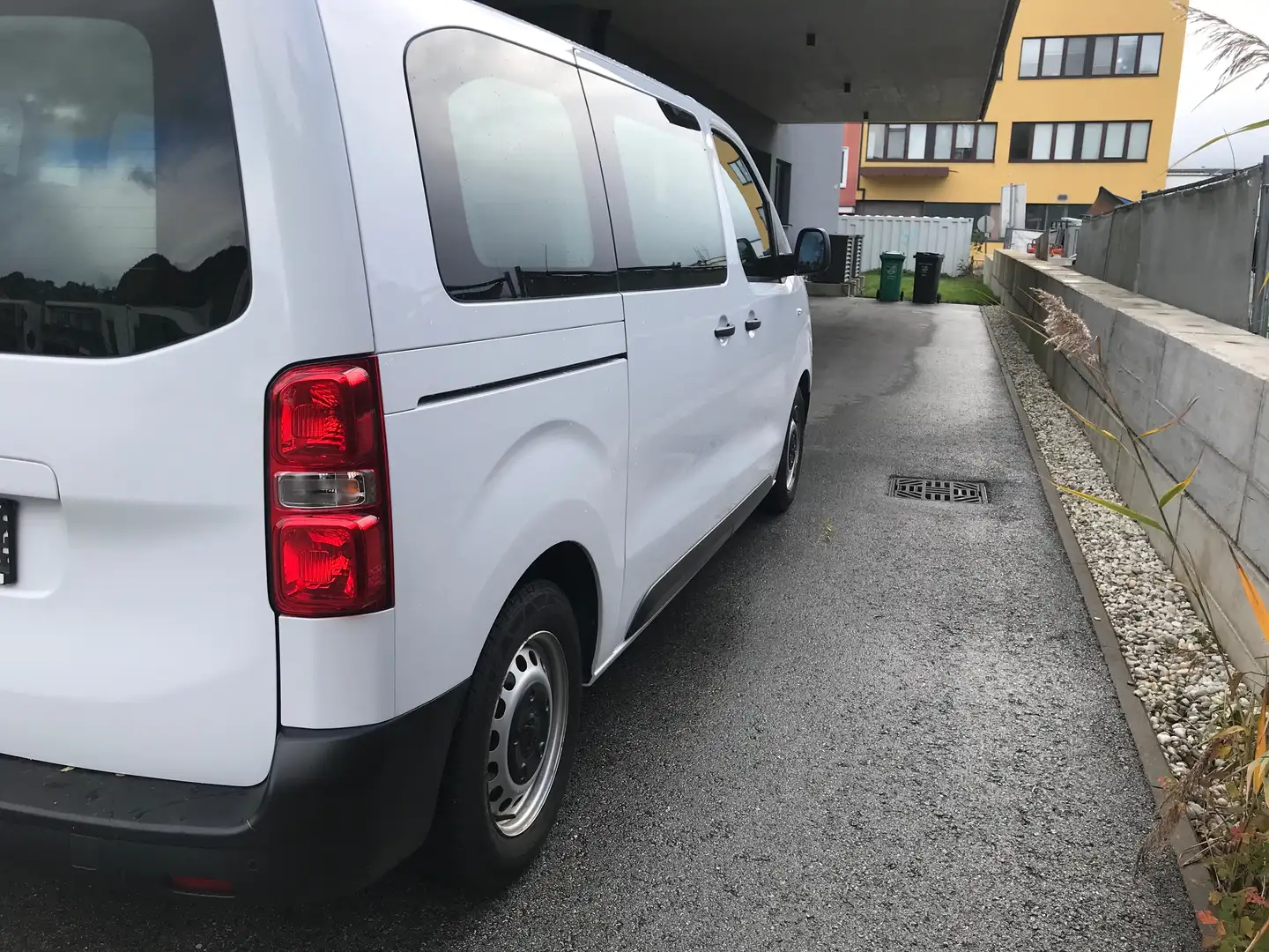 Peugeot e-Expert Elektro Van mit 9 Sitzen Weiß - 2