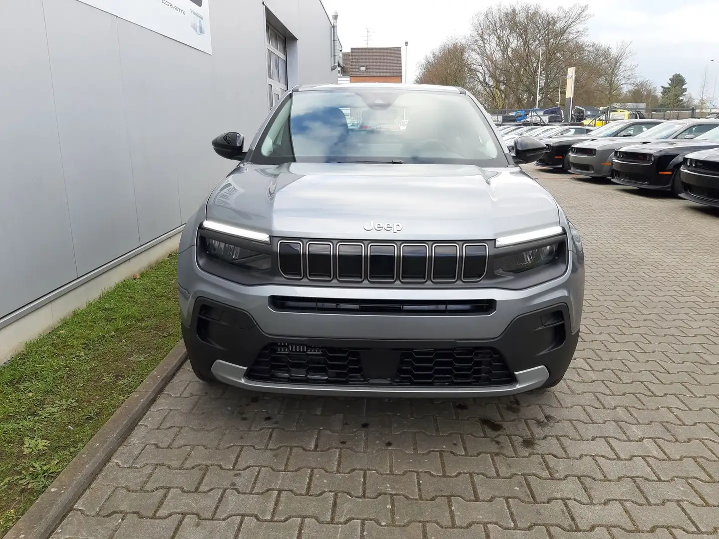 Jeep Avenger Altitude 1.2 e-Hybrid/AT/Allwetterreifen Grau - 2