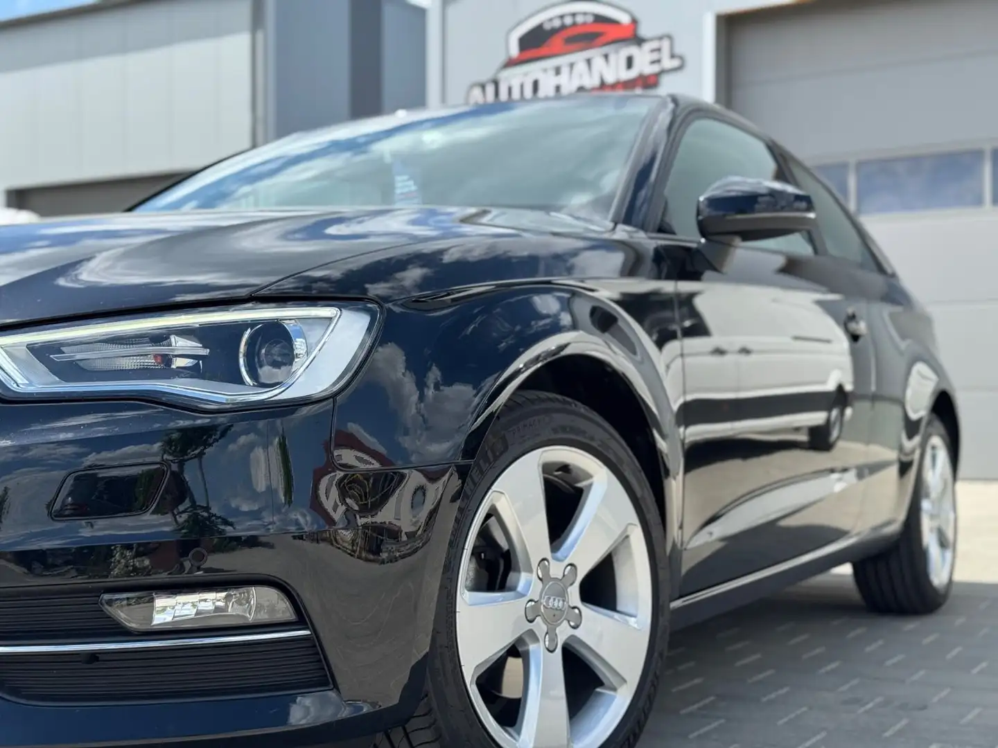 Audi A3 1.4TFSI Sportback ultra*PDC*NAVI*SHZ*Bi-Xenon Negro - 2