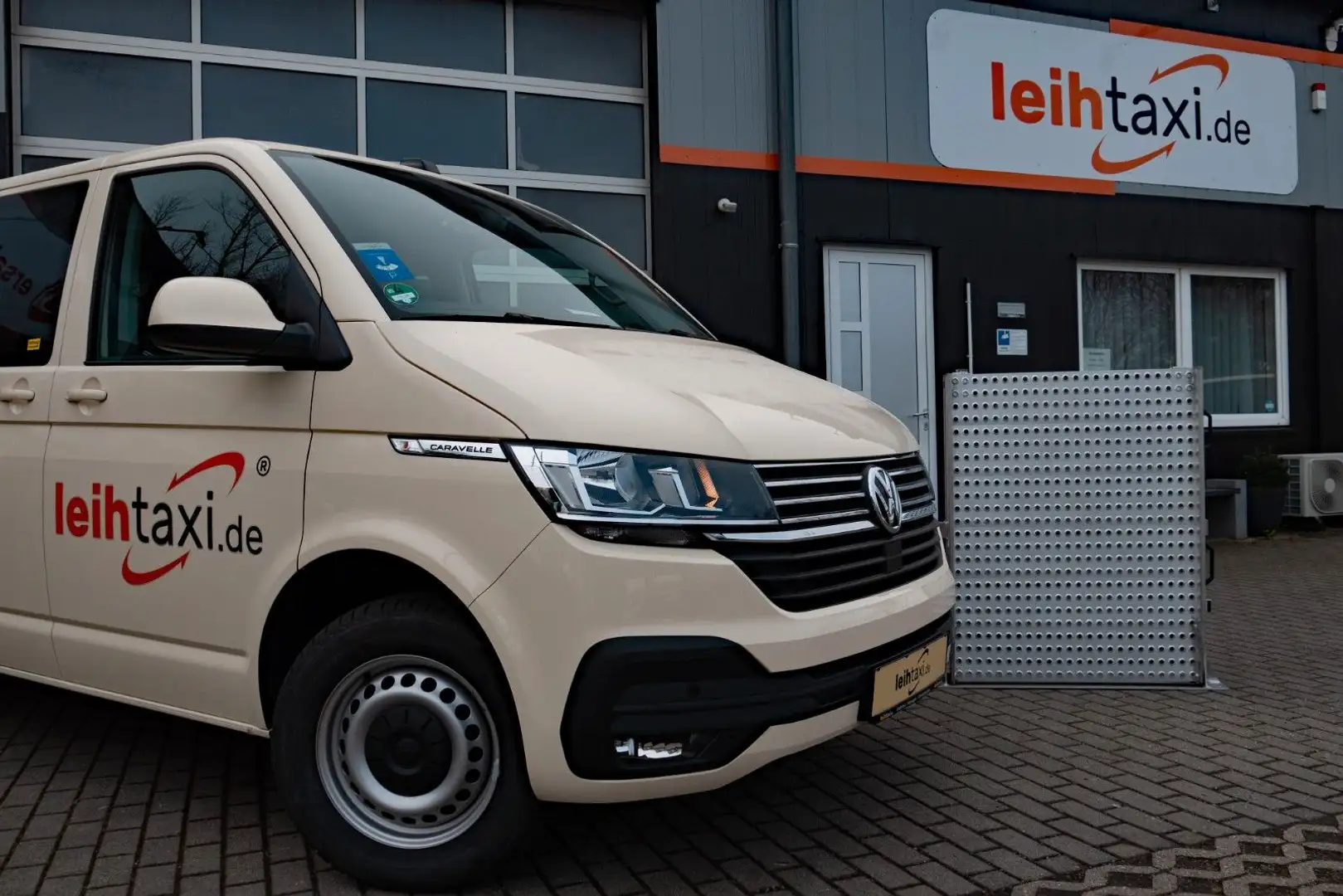Volkswagen T6 Caravelle Caravelle T6.1 Rollstuhl Taxi 9-Si LR Gar. 1.Hd. Beige - 1