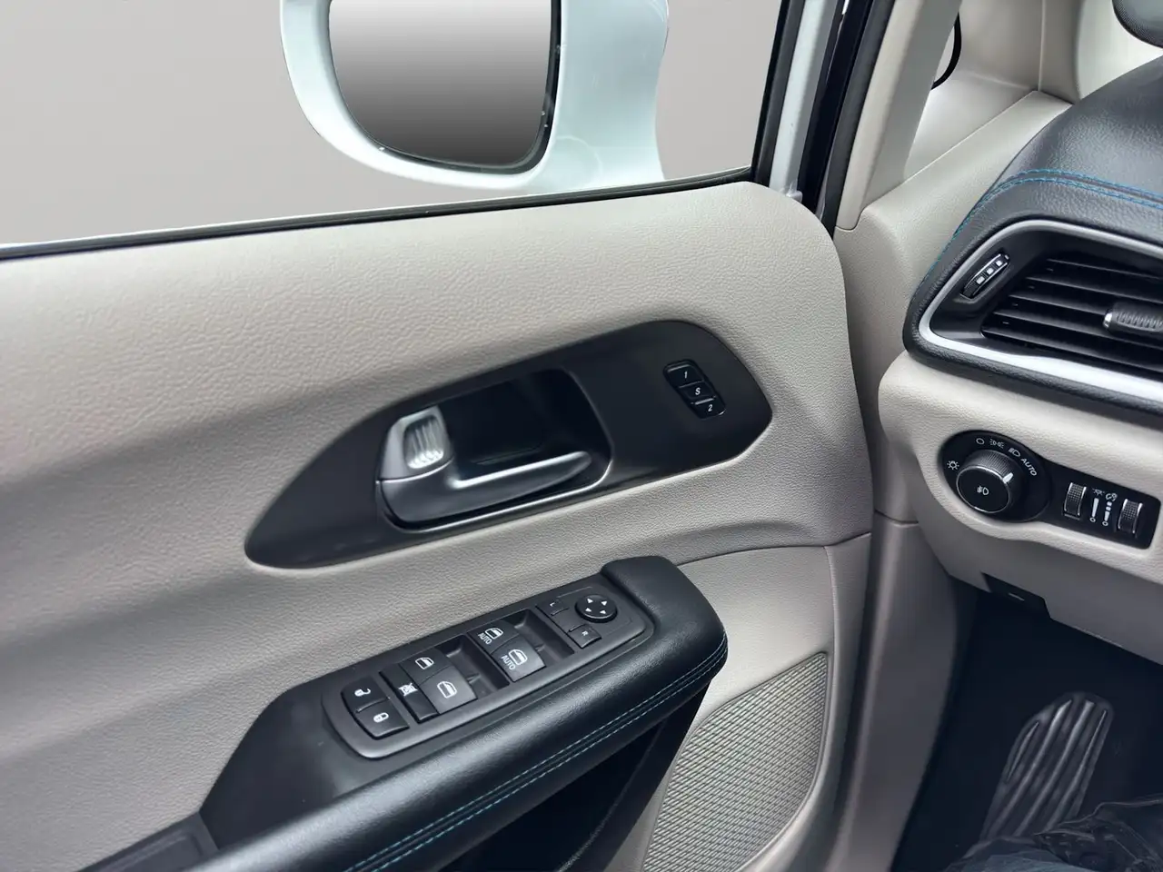 Chrysler Pacifica снимка Chrysler Pacifica