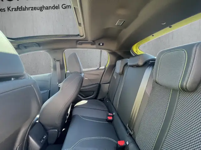 Peugeot 208 view 8