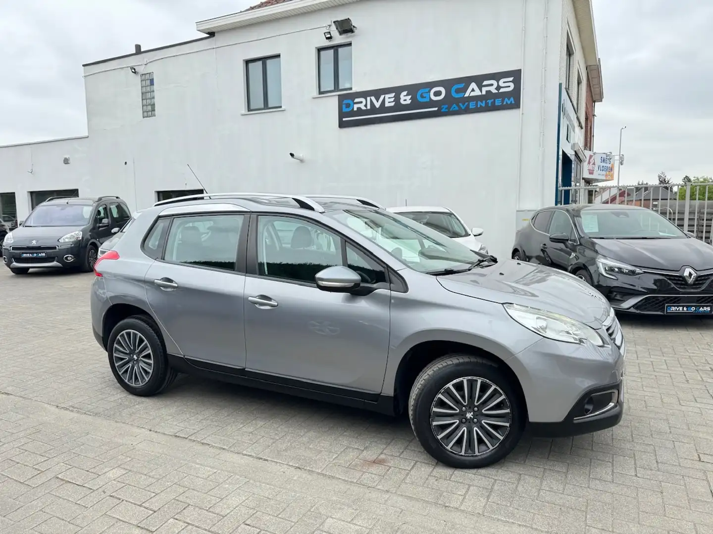 Peugeot 2008 1.2i e-THP Allure - Airco ** 1 JAAR GARANTIE ** Argent - 1