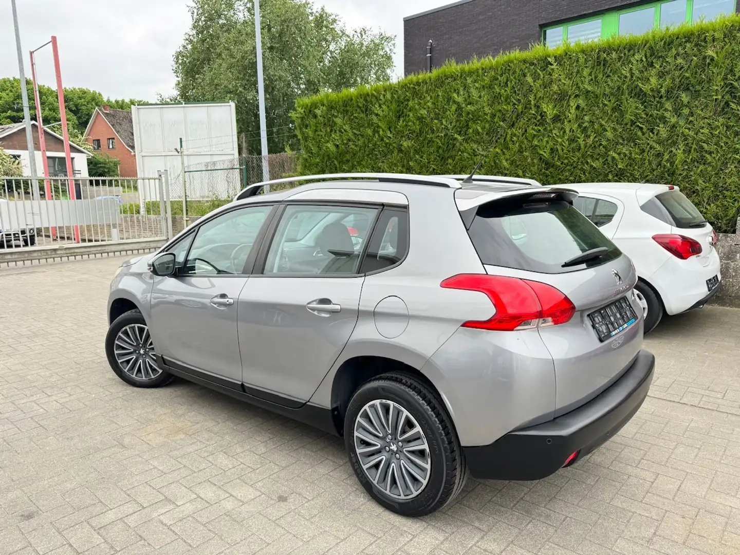 Peugeot 2008 1.2i e-THP Allure - Airco ** 1 JAAR GARANTIE ** Argent - 2