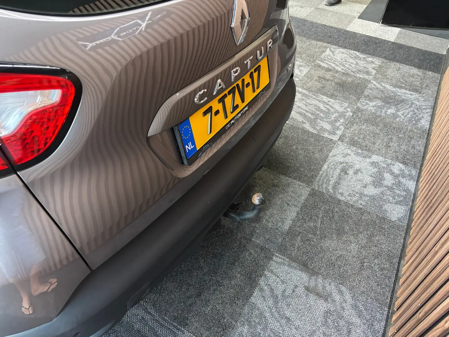 Renault Captur 0.9 TCe Expression grijs, parkeersensor, trekhaak Grijs - 2