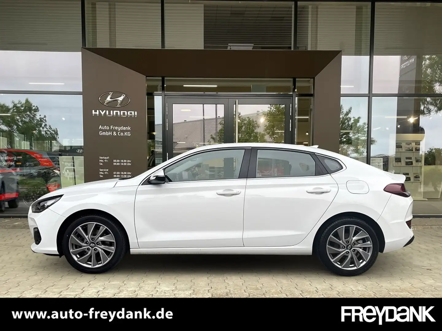 Hyundai i30 Fastback 1.4 T-GDi Trend Weiß - 2