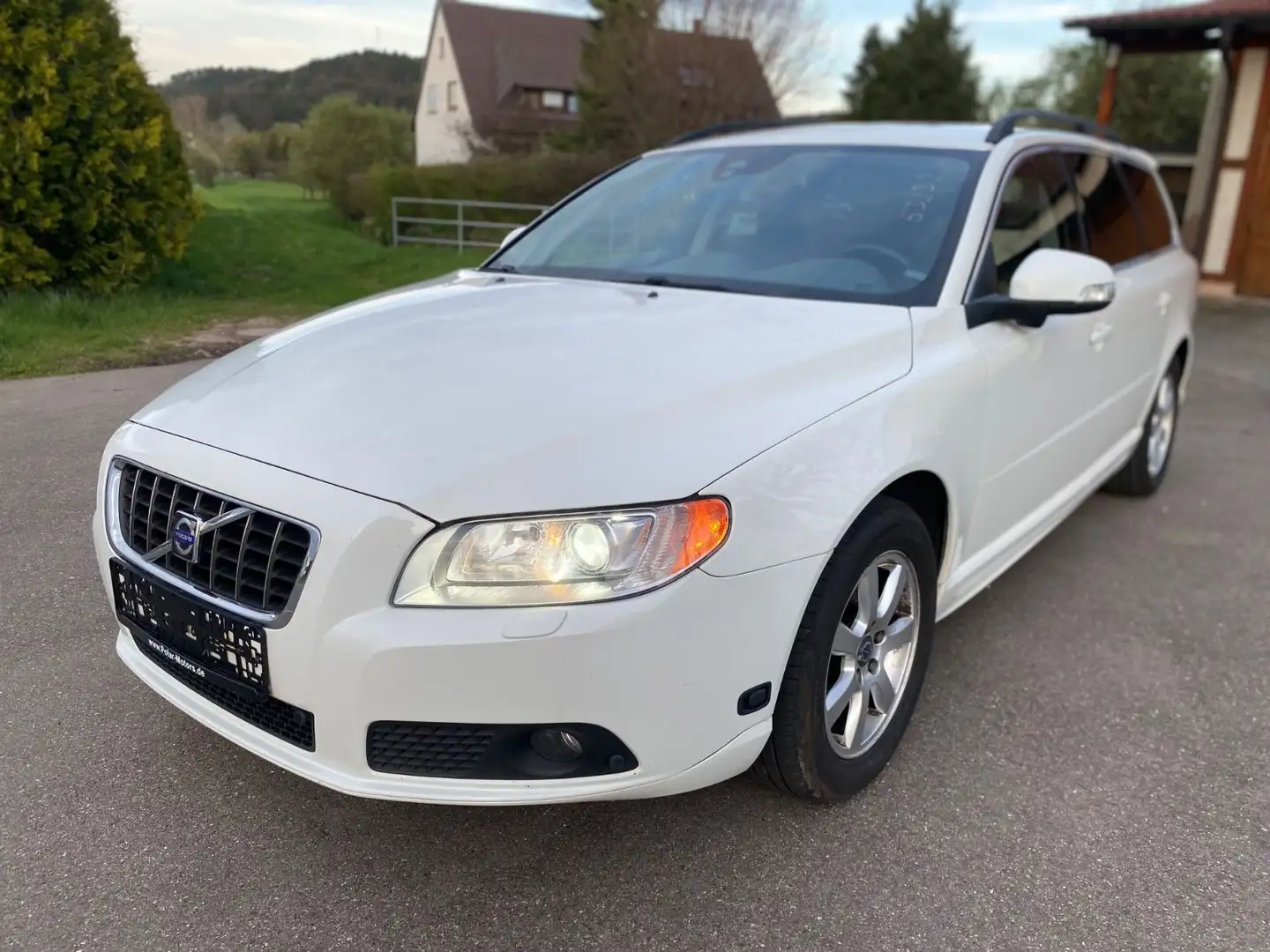 Volvo V70 Kombi Momentum*Sitzhzg*PDC*TÜV/AU NEU* Blanc - 2