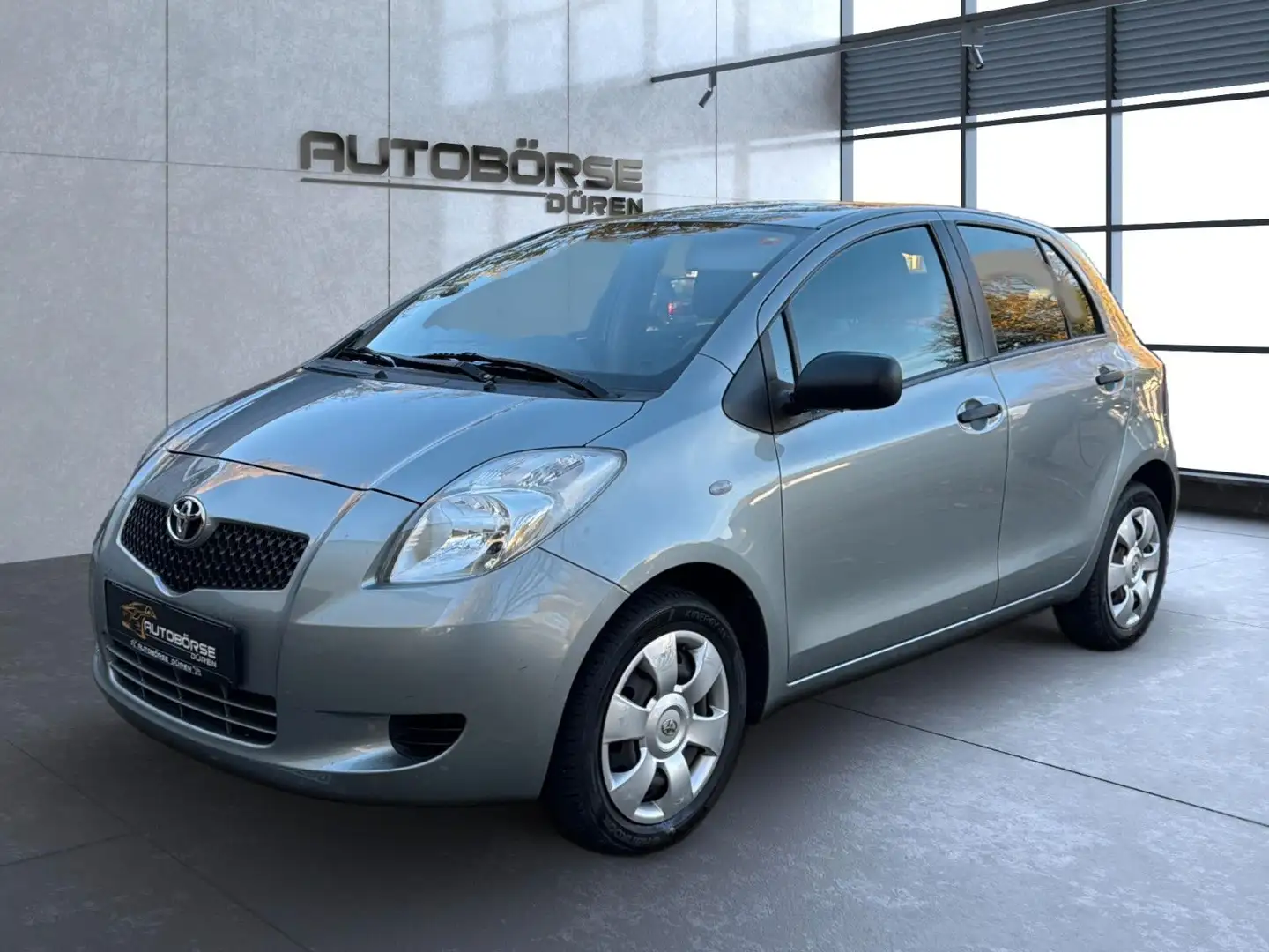 Toyota Yaris 1.3l HU neu/Service neu/Klima Silber - 1
