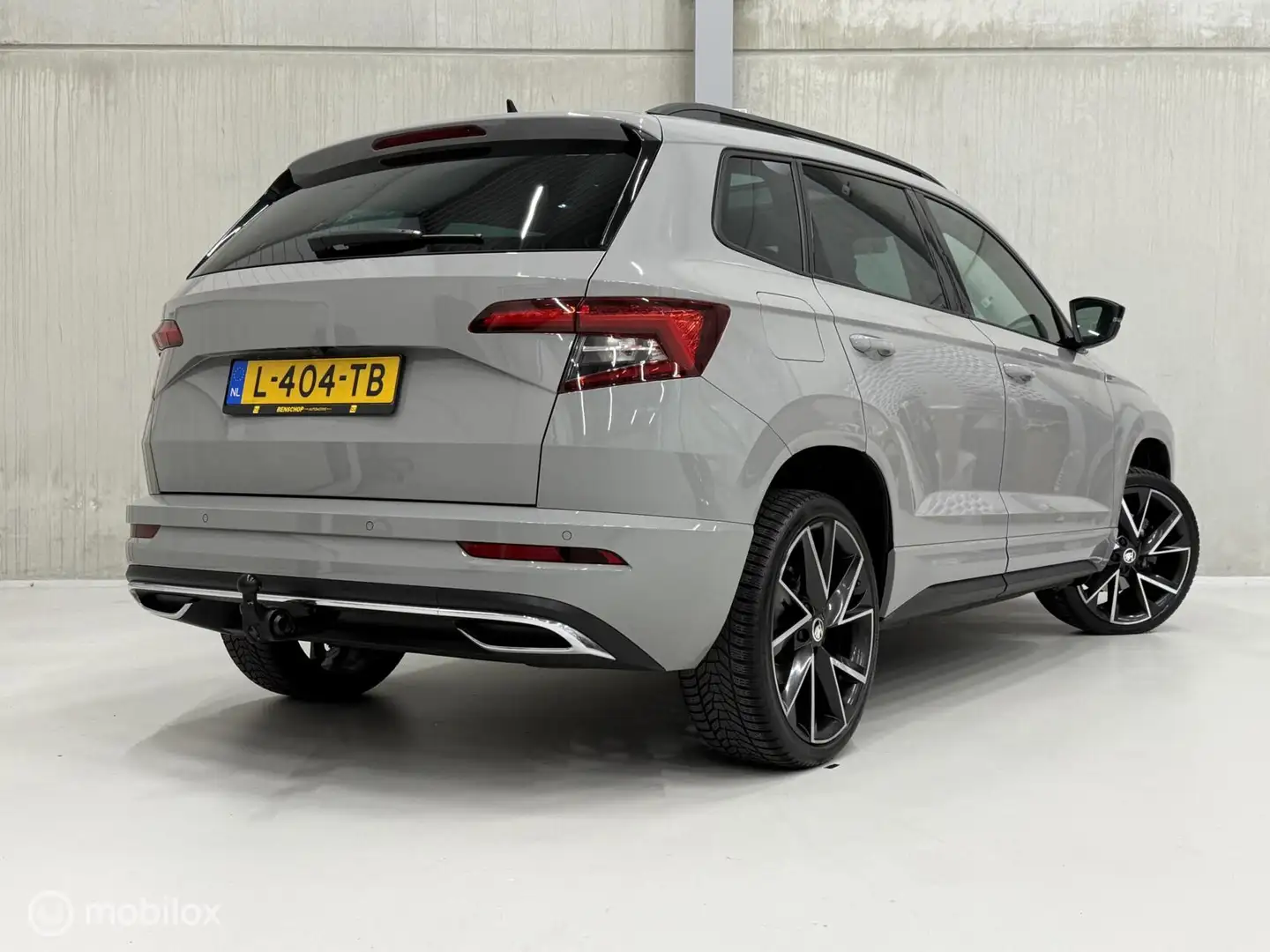 Skoda Karoq 1.5 TSI ACT Sportline Panodak Navi Carplay Virtual Gris - 2