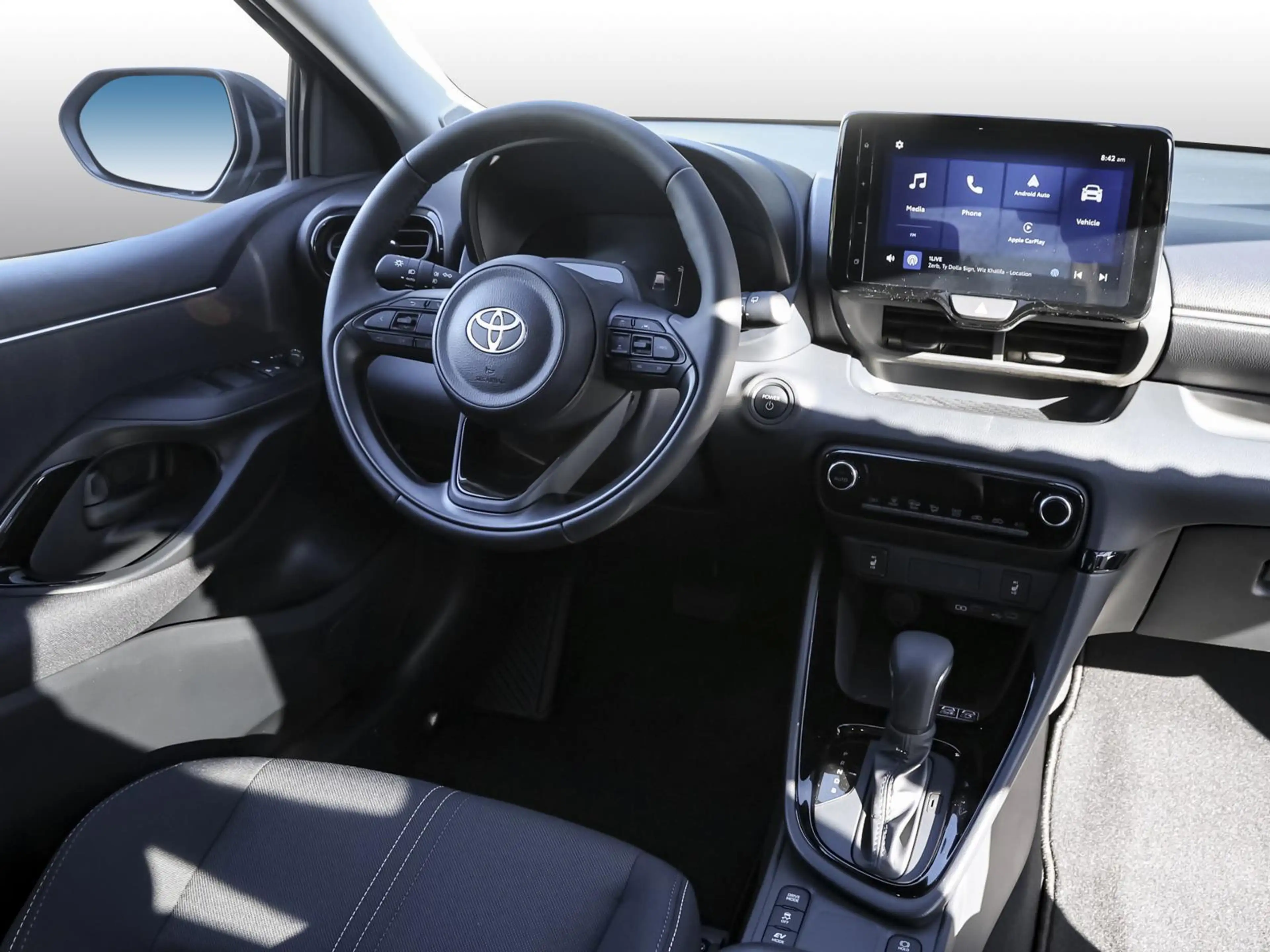 Toyota Yaris Teamplayer 1.5 Hybrid CVT NAVI SHZ PDC — photo 5