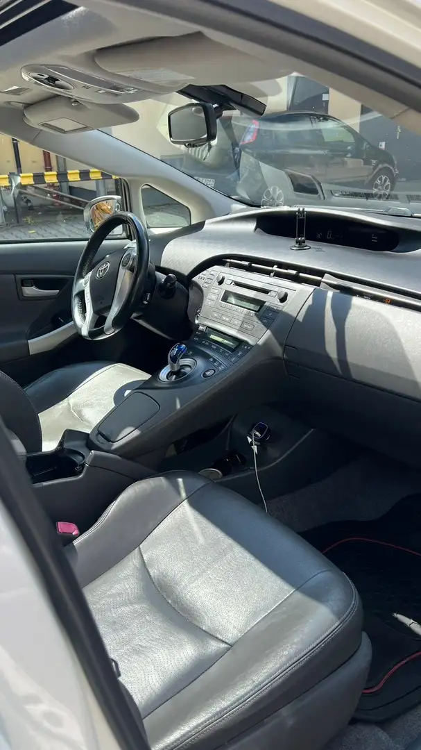 Toyota Prius Executive Weiß - 2