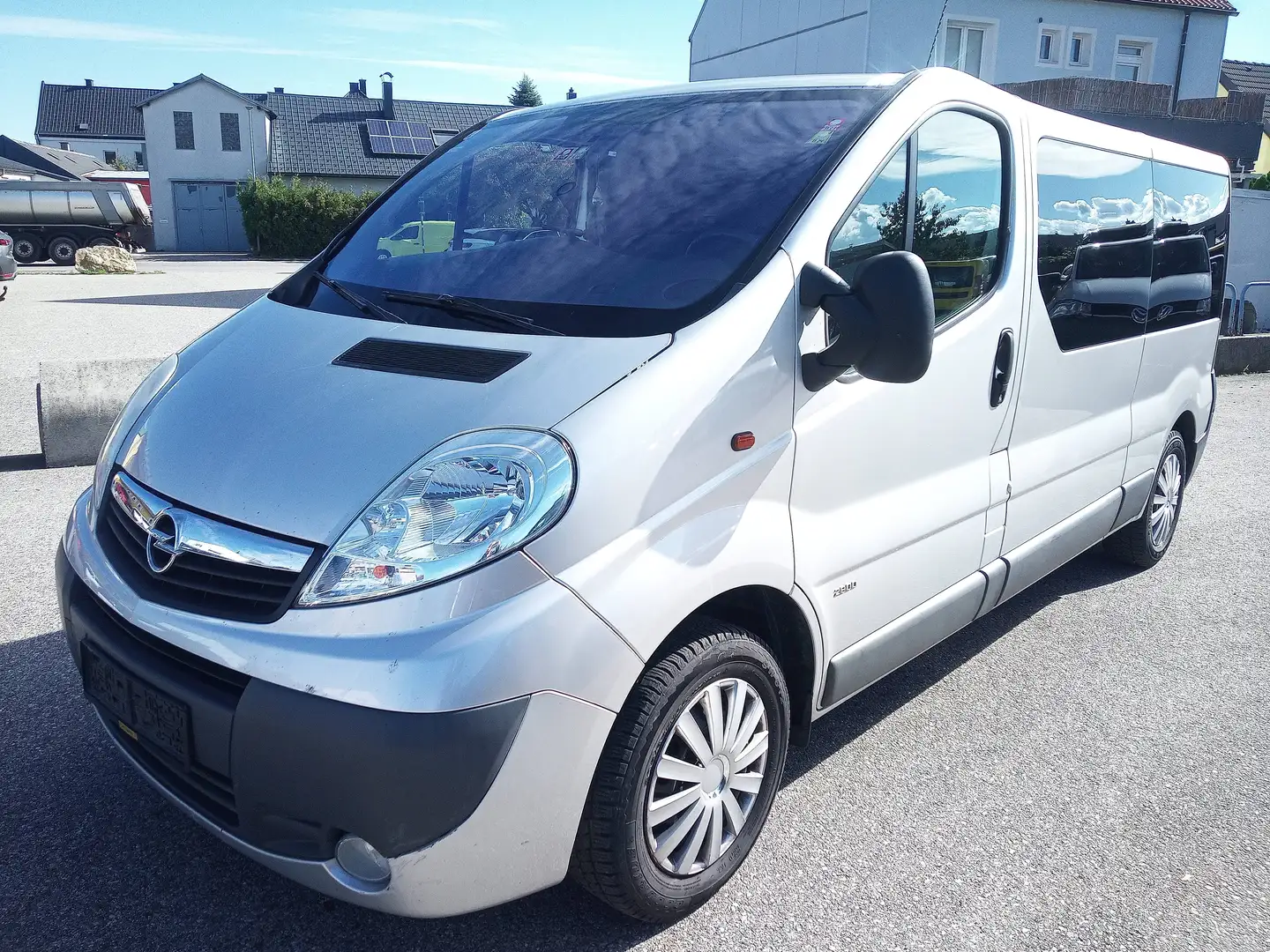 Opel Vivaro 2.0 CDTI L2H1 DPF 9-Sitzer Grau - 1