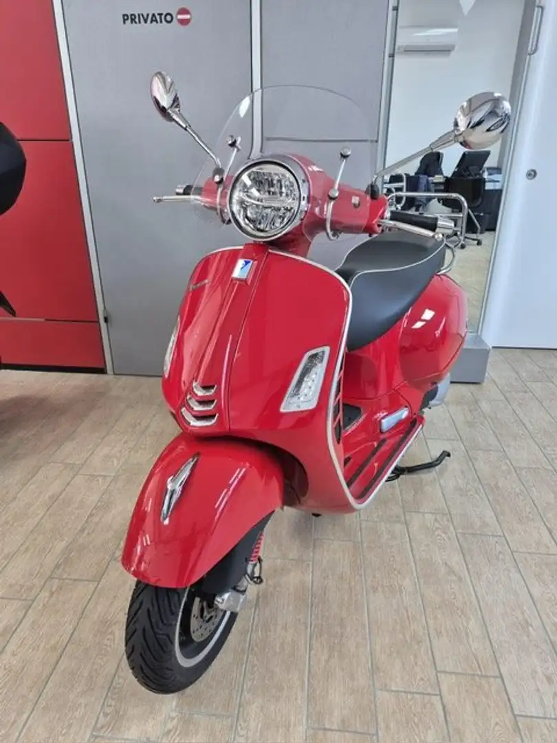 Vespa GTS 300 Rood - 1
