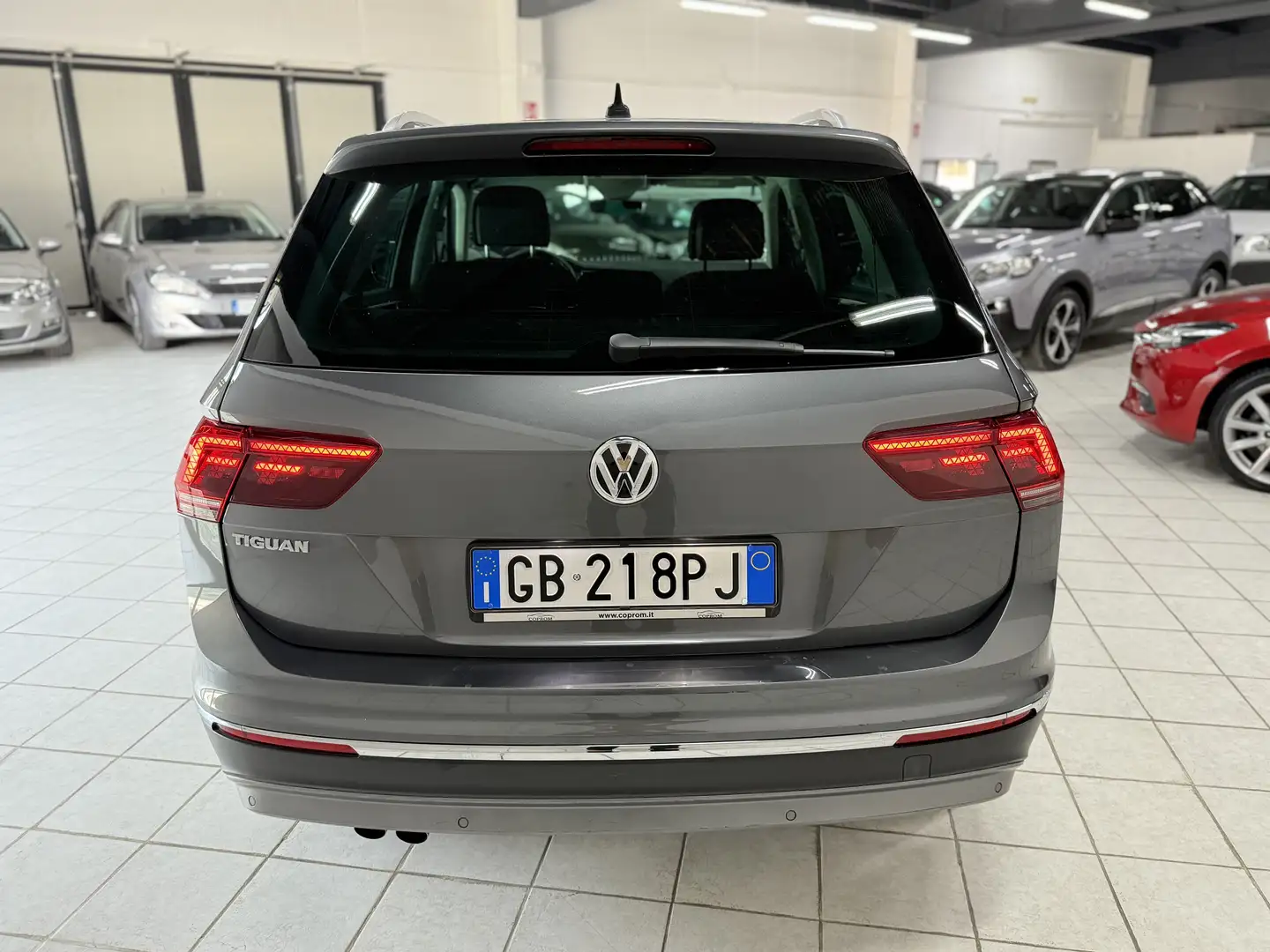 Volkswagen Tiguan Tiguan 2.0 TDI SCR DSG Advanced BlueMotion Gris - 2