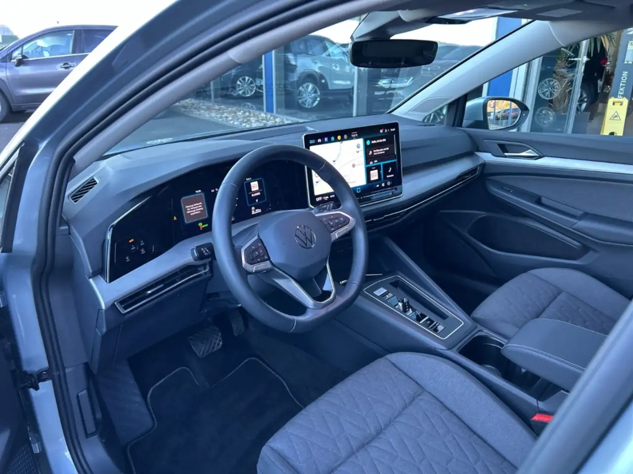Volkswagen Golf VIII 1.5 eTSI Life DSG LED Navi Allwetterreifen As 9