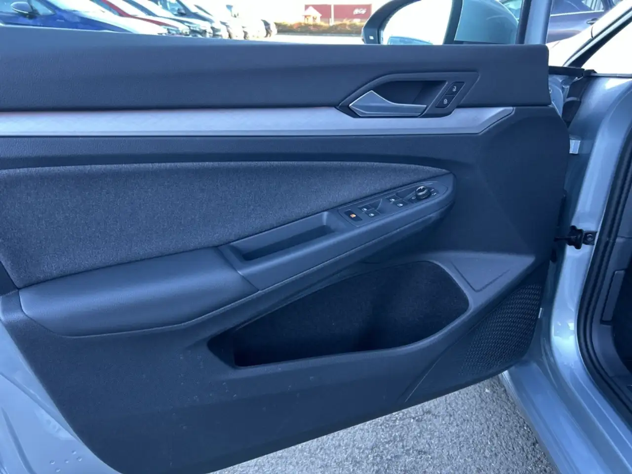 Volkswagen Golf VIII 1.5 eTSI Life DSG LED Navi Allwetterreifen As 7