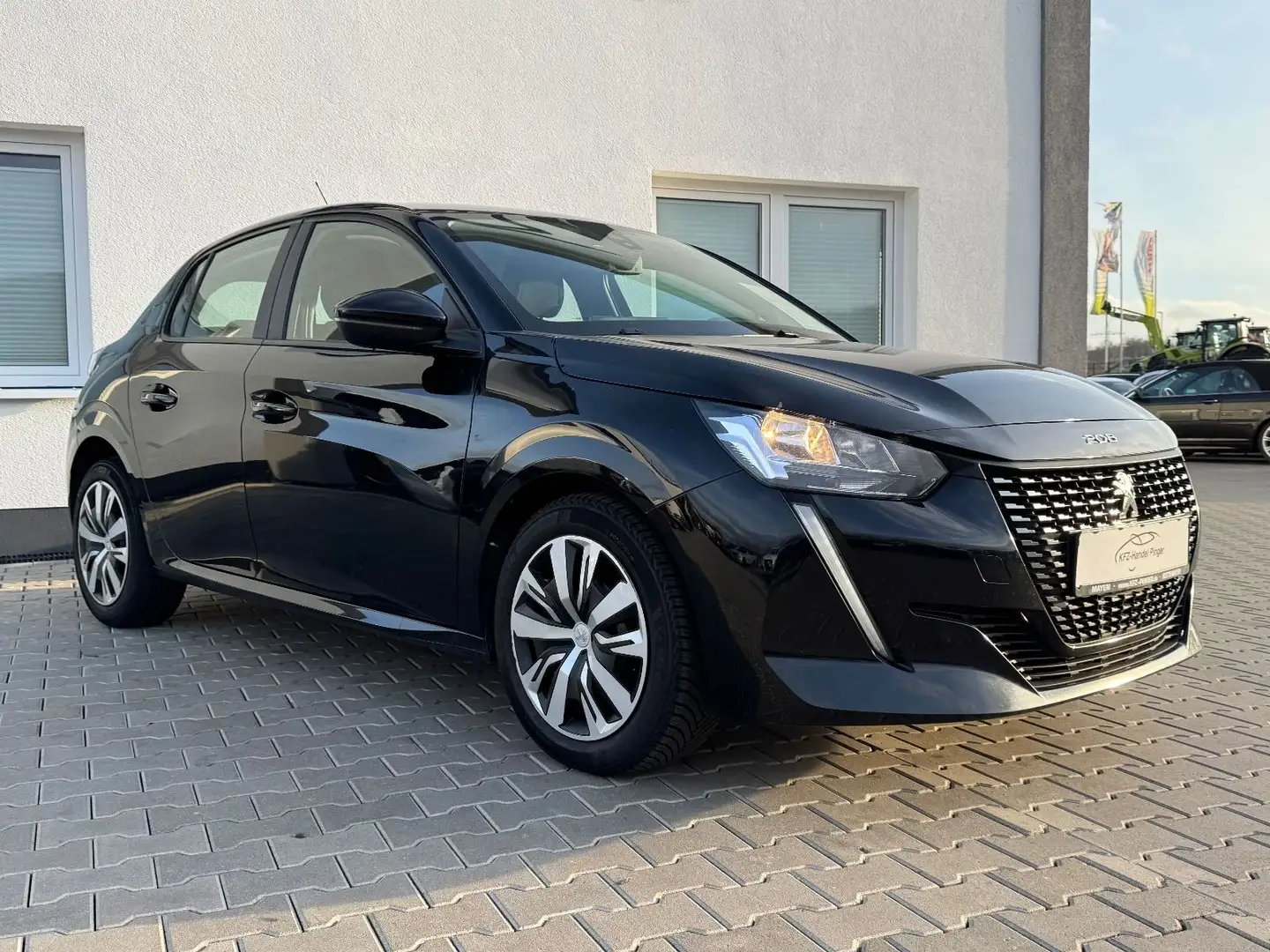 Peugeot 208 Active Schwarz - 2