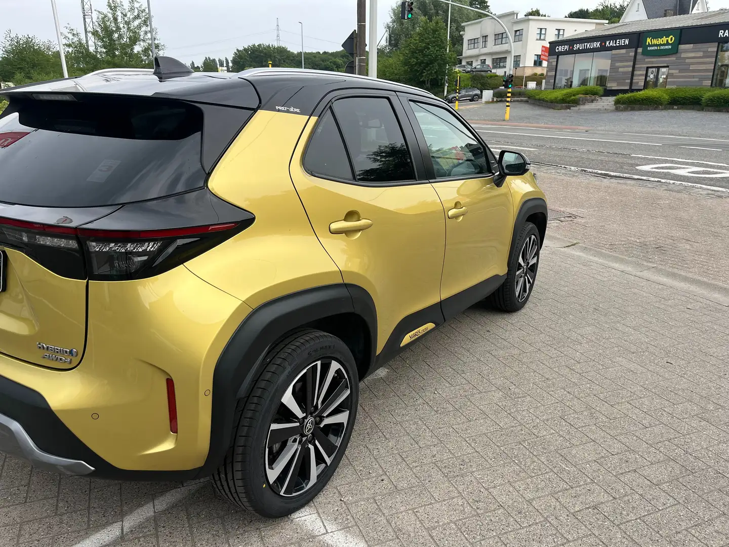 Toyota Yaris Cross Hybrid 1.5i VVT-i AWDi Premiere E-CVT Jaune - 2