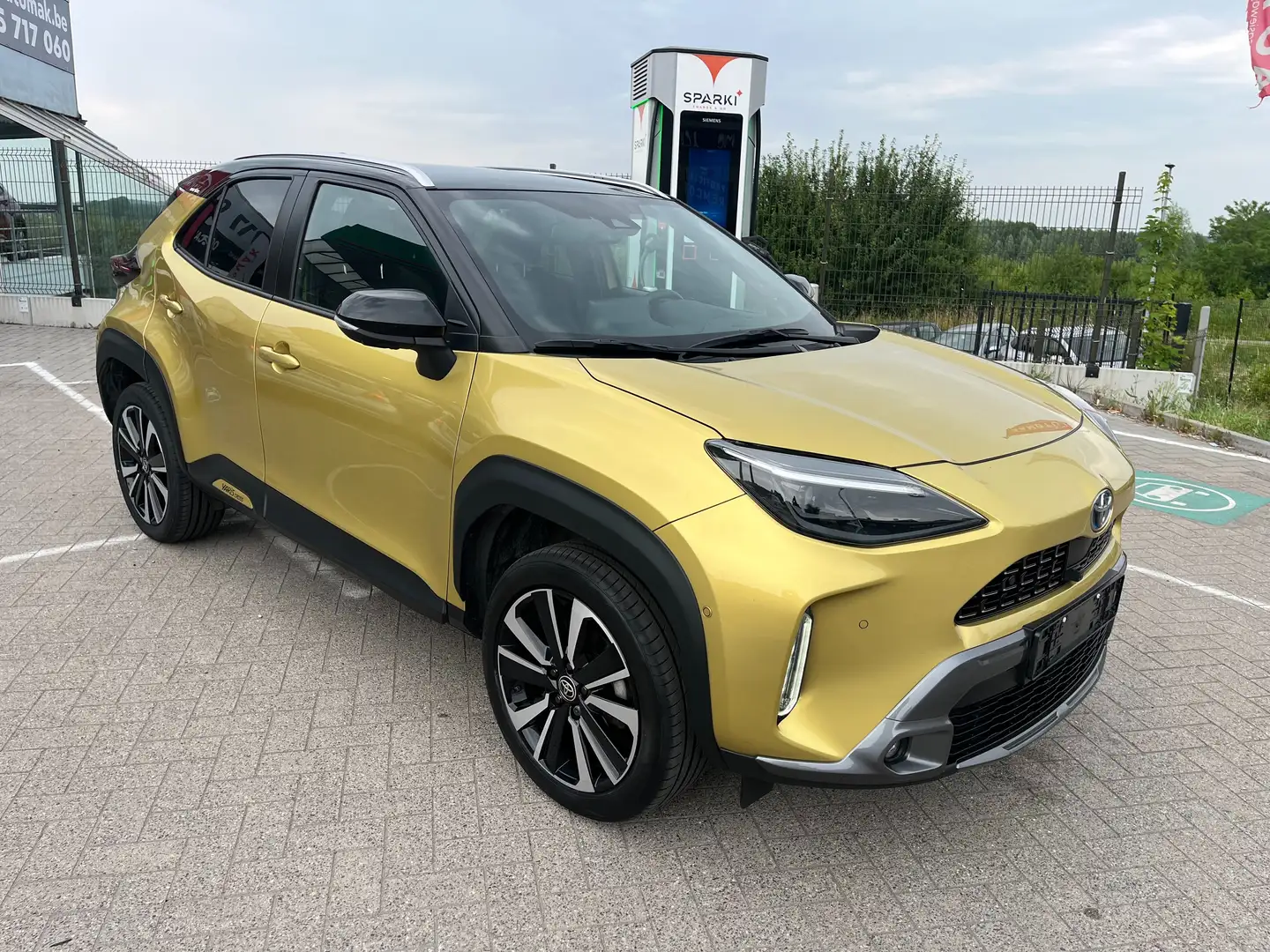 Toyota Yaris Cross Hybrid 1.5i VVT-i AWDi Premiere E-CVT Jaune - 1