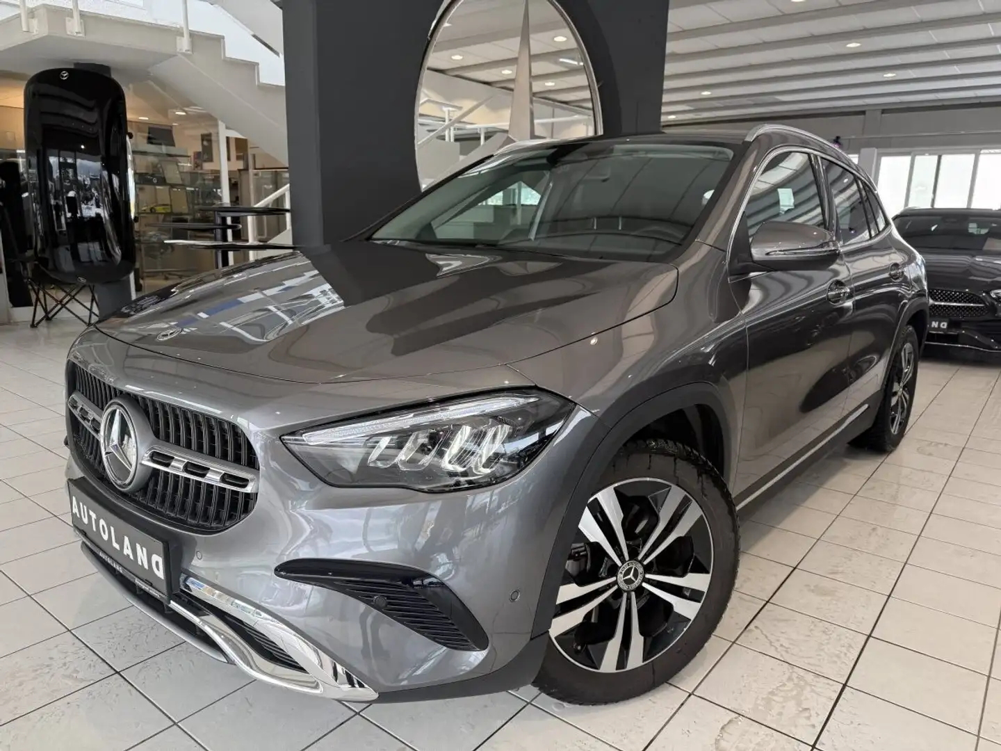 Mercedes-Benz GLA 180 Aut. Anhängerkupplung Gris - 2