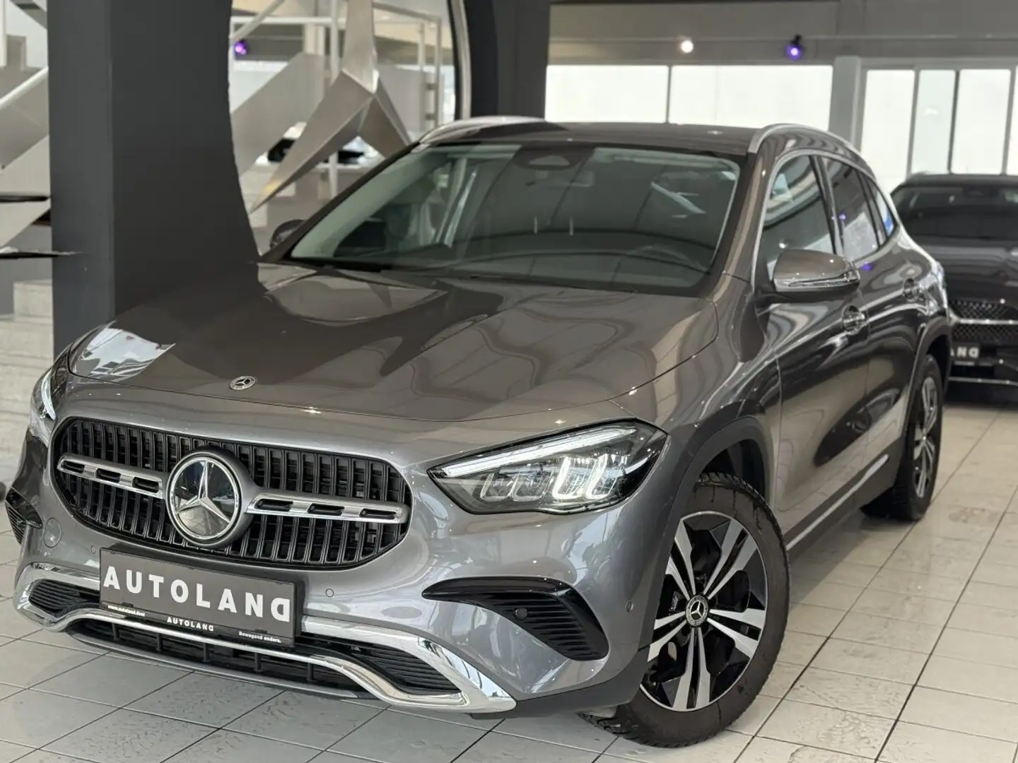 Mercedes-Benz GLA 180 Aut. Anhängerkupplung Gris - 1