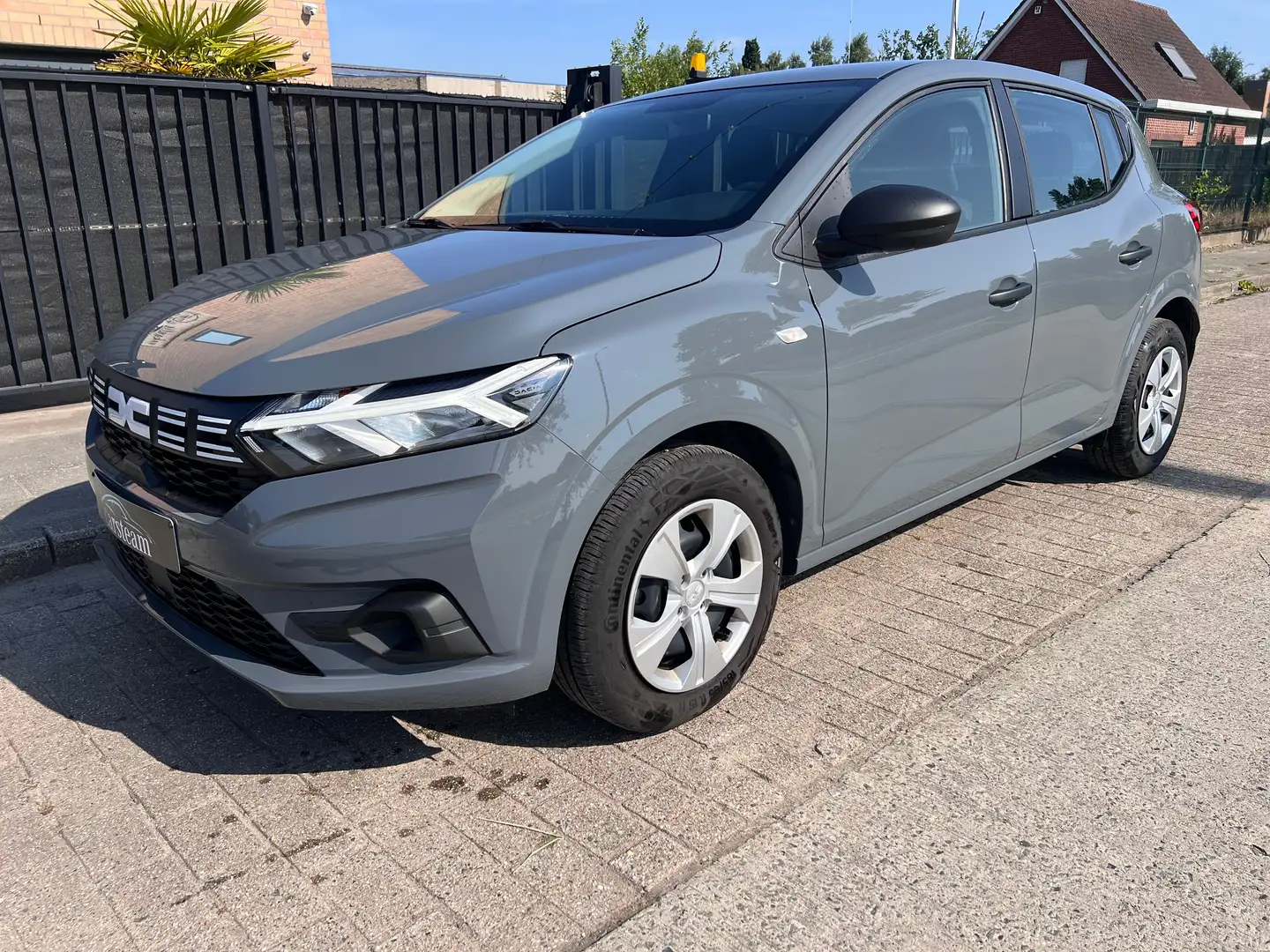 Dacia Sandero 1.0i SCe TREKHAAK/ FABRIEKSGARANTIE/ 11.000 km Gris - 1
