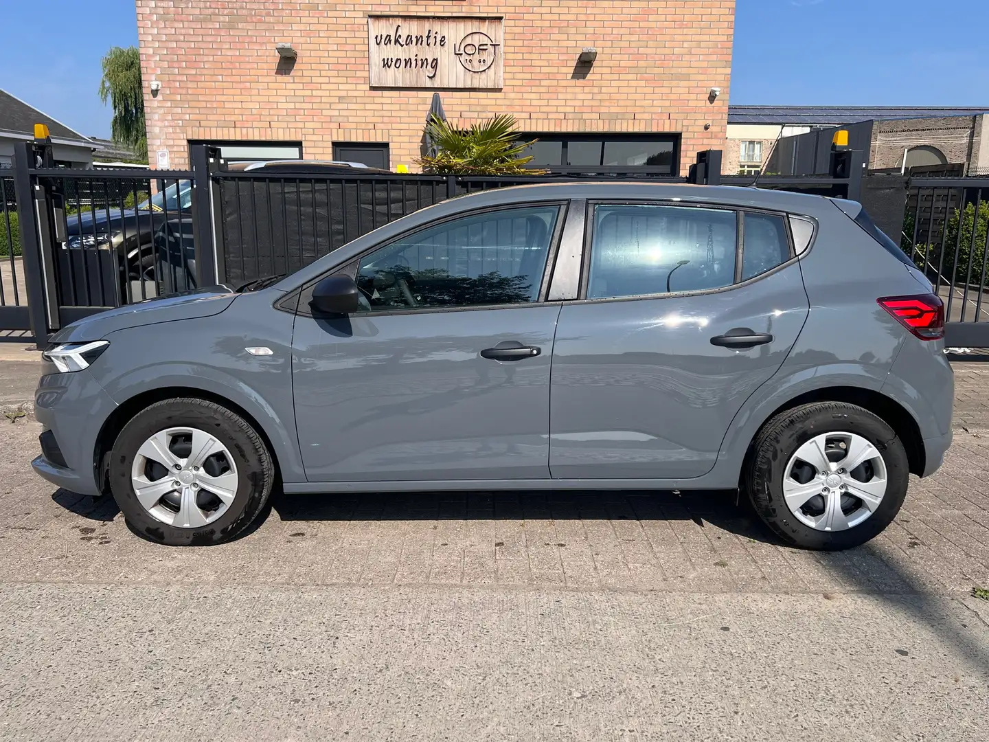 Dacia Sandero 1.0i SCe TREKHAAK/ FABRIEKSGARANTIE/ 11.000 km Gris - 2