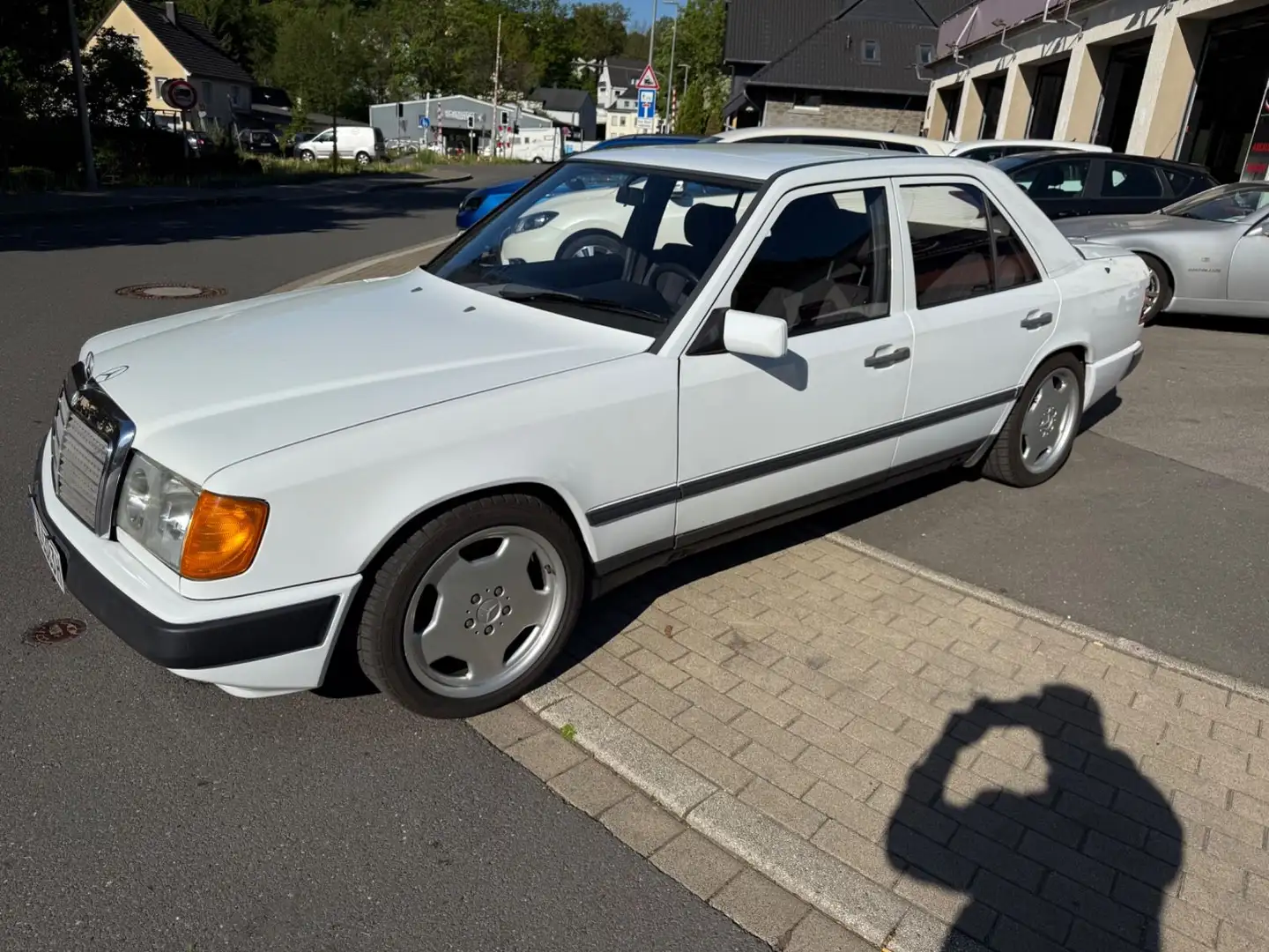 Mercedes-Benz 230 E   Schlebedach,OLDTIMER,Neu TÜV Weiß - 1