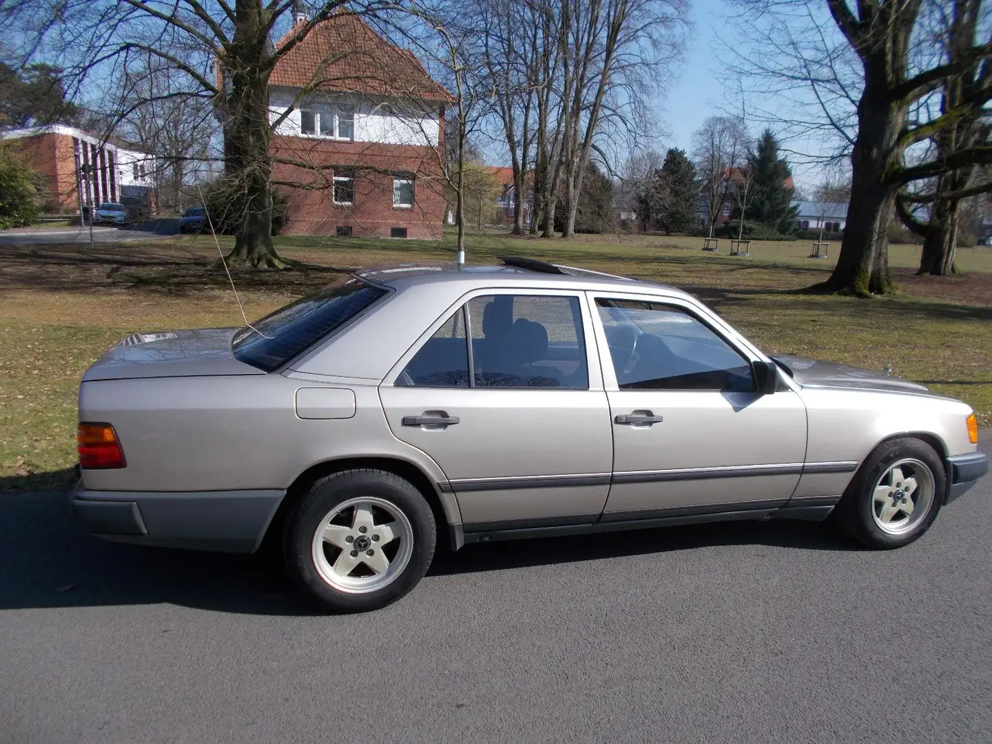 Mercedes-Benz 230 E Automatic  119 Tkm H  zul. Oldtimer Zilver - 2