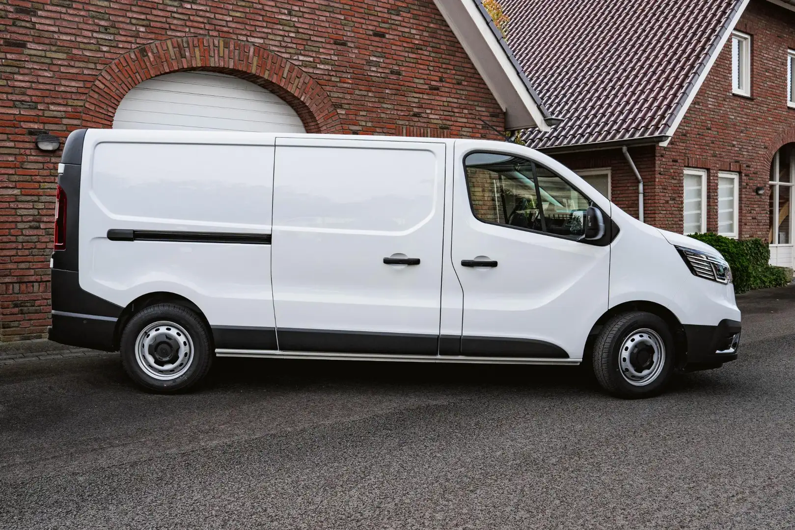 Renault Trafic 2.0 Blue dCi 130Pk L2H1 BPM VRIJ, Camera Wit - 2