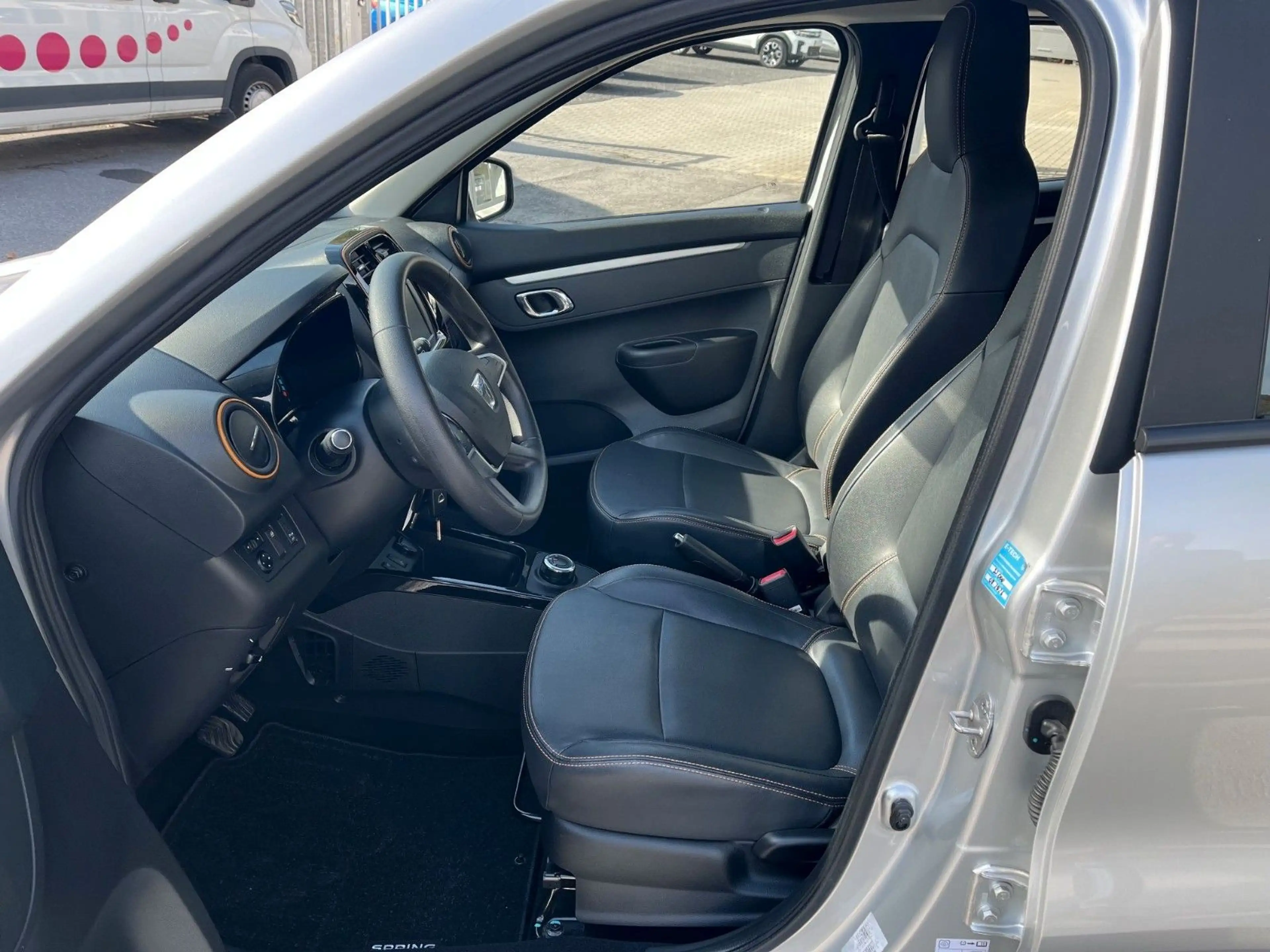 Dacia Spring Electric Comfort Plus mit Look Paket Oran — photo 12