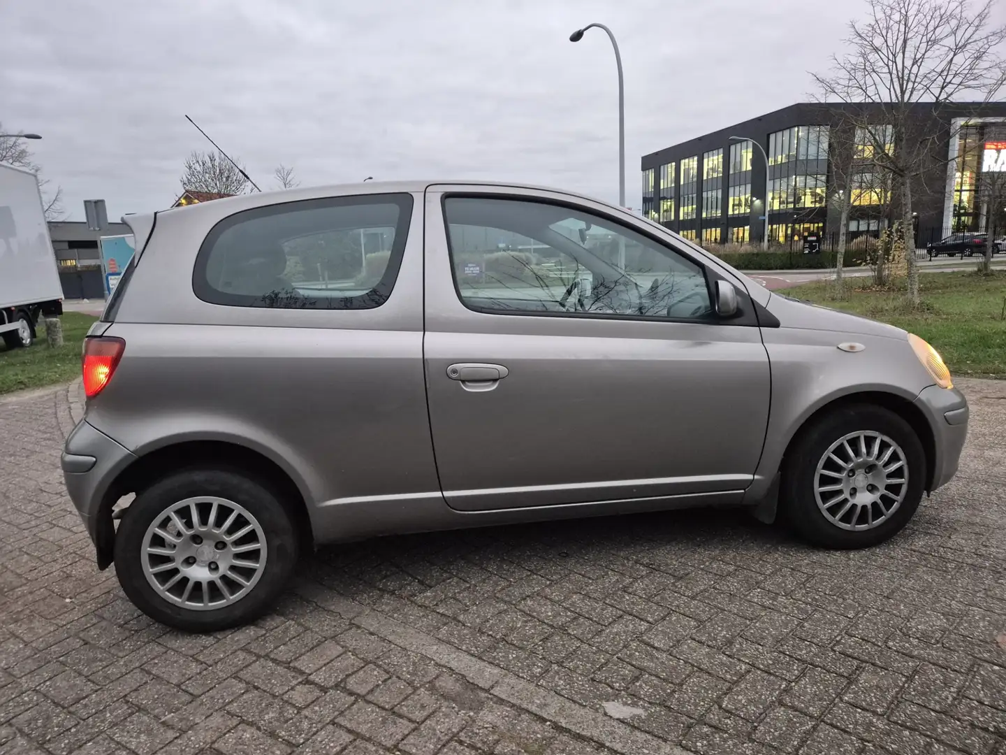 Toyota Yaris 1.3 VVT-i Sol Trekhaak Grau - 2