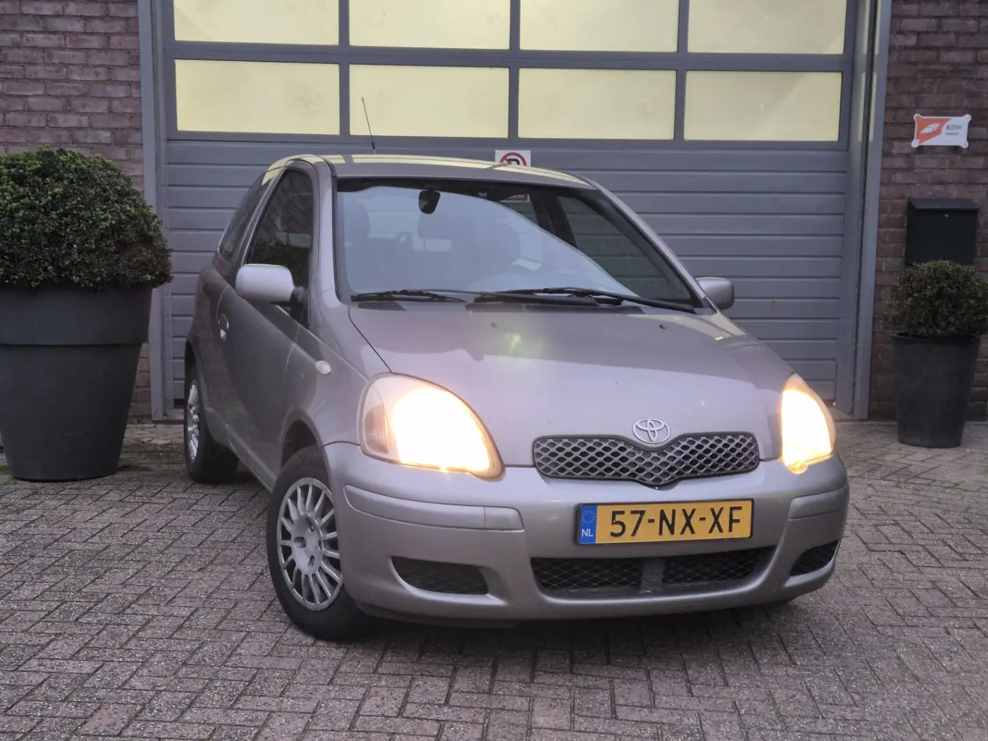 Toyota Yaris 1.3 VVT-i Sol Trekhaak Grau - 1