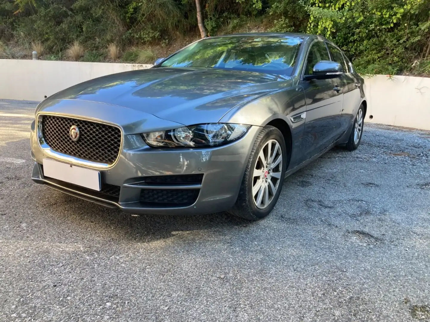 Jaguar XE MOTEUR TURBO HS Grau - 2