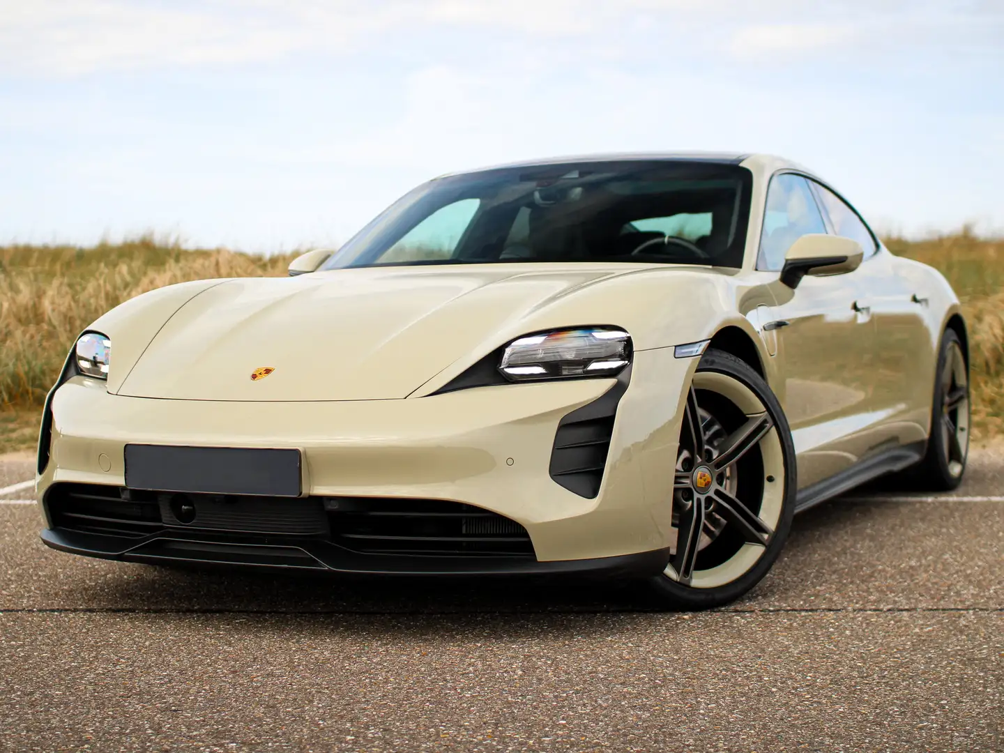 Porsche Taycan GTS Hockenheim Edition | 1/180 | 598 pk | NL auto Grijs - 2