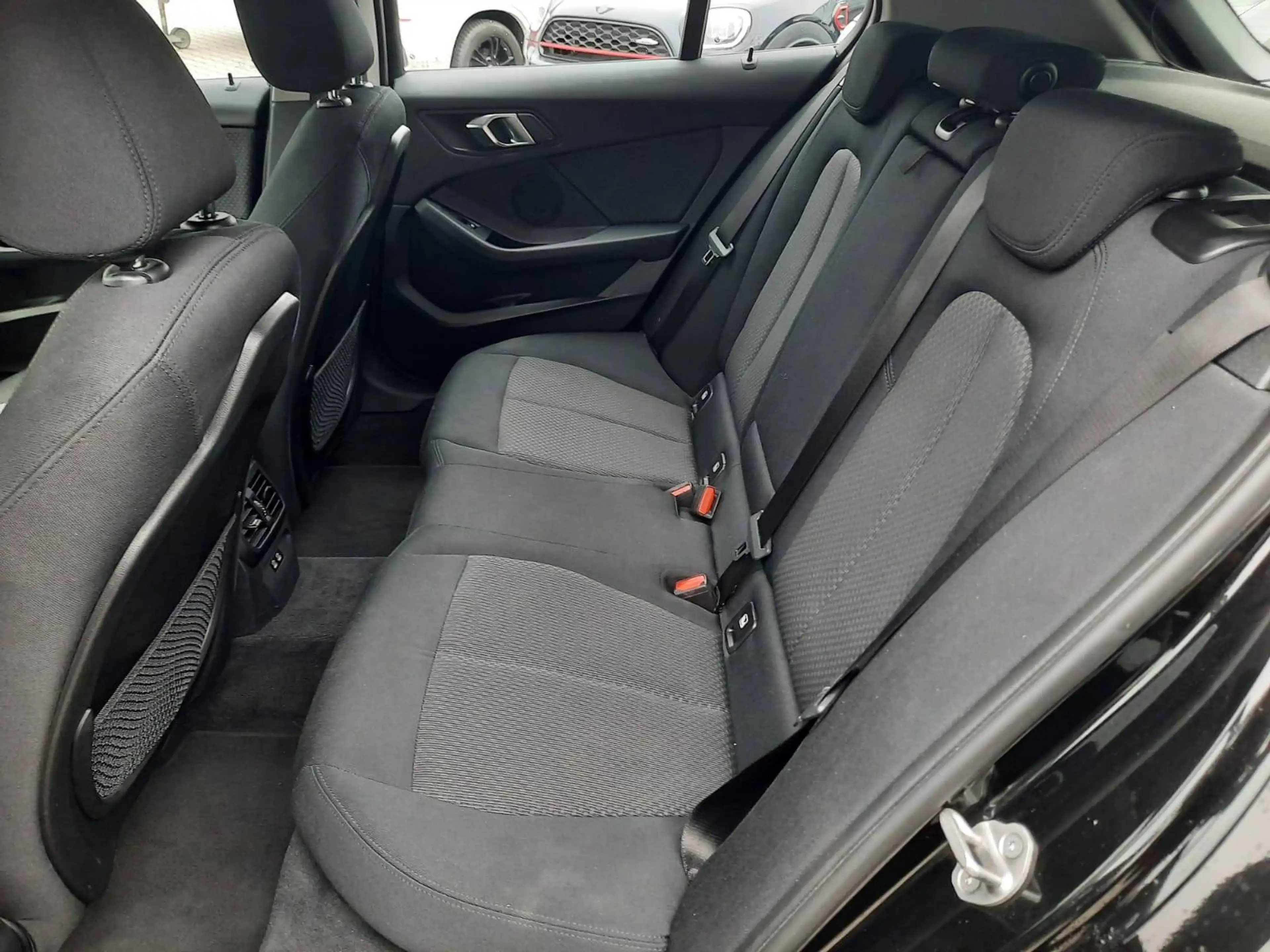 BMW 118 i Aut. Advantage*HUD*LiveCockpitProf*Sitzhzg*LED* — photo 14