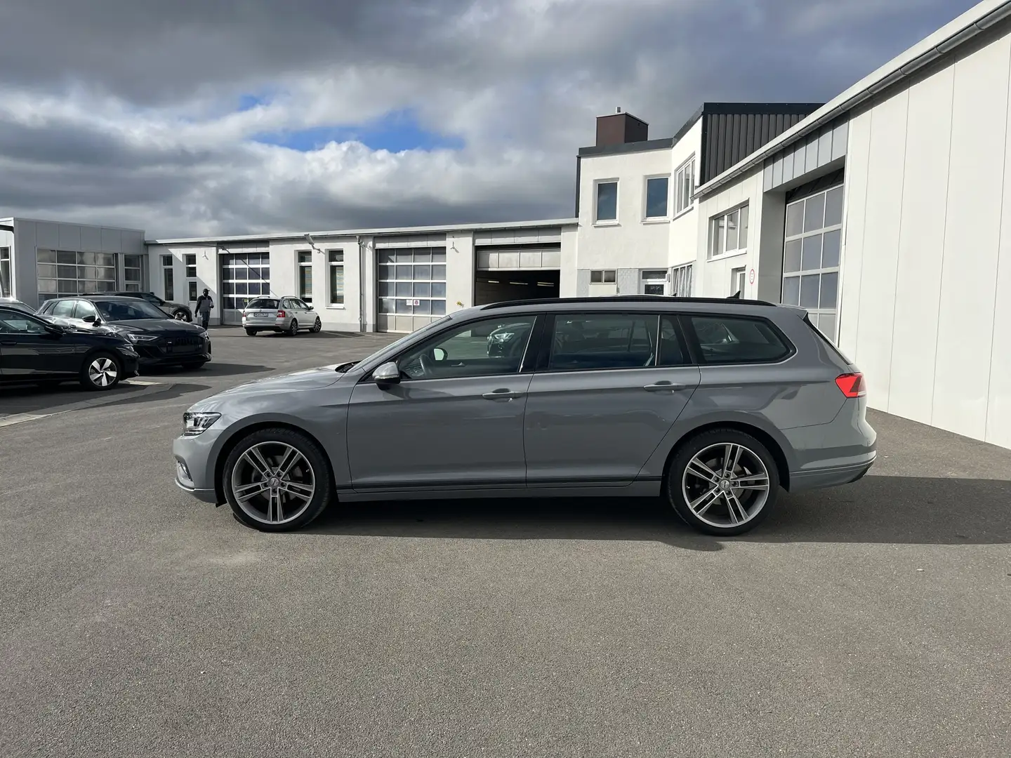 Volkswagen Passat Variant 2.0 TDI DSG R-Line Optik 150€ m. 20% Anzahlung N Grau - 2